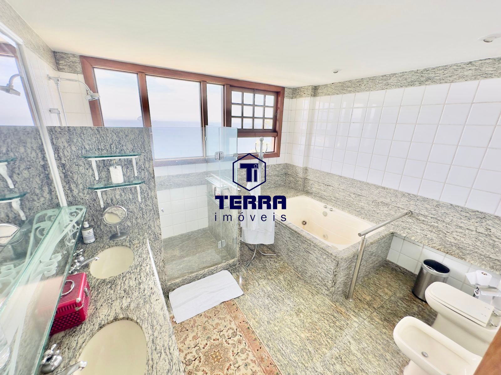 Imagens do imóveis Casa Espetacular no Joá, com 4 suítes , elevador e vista eterna pro mar!!!