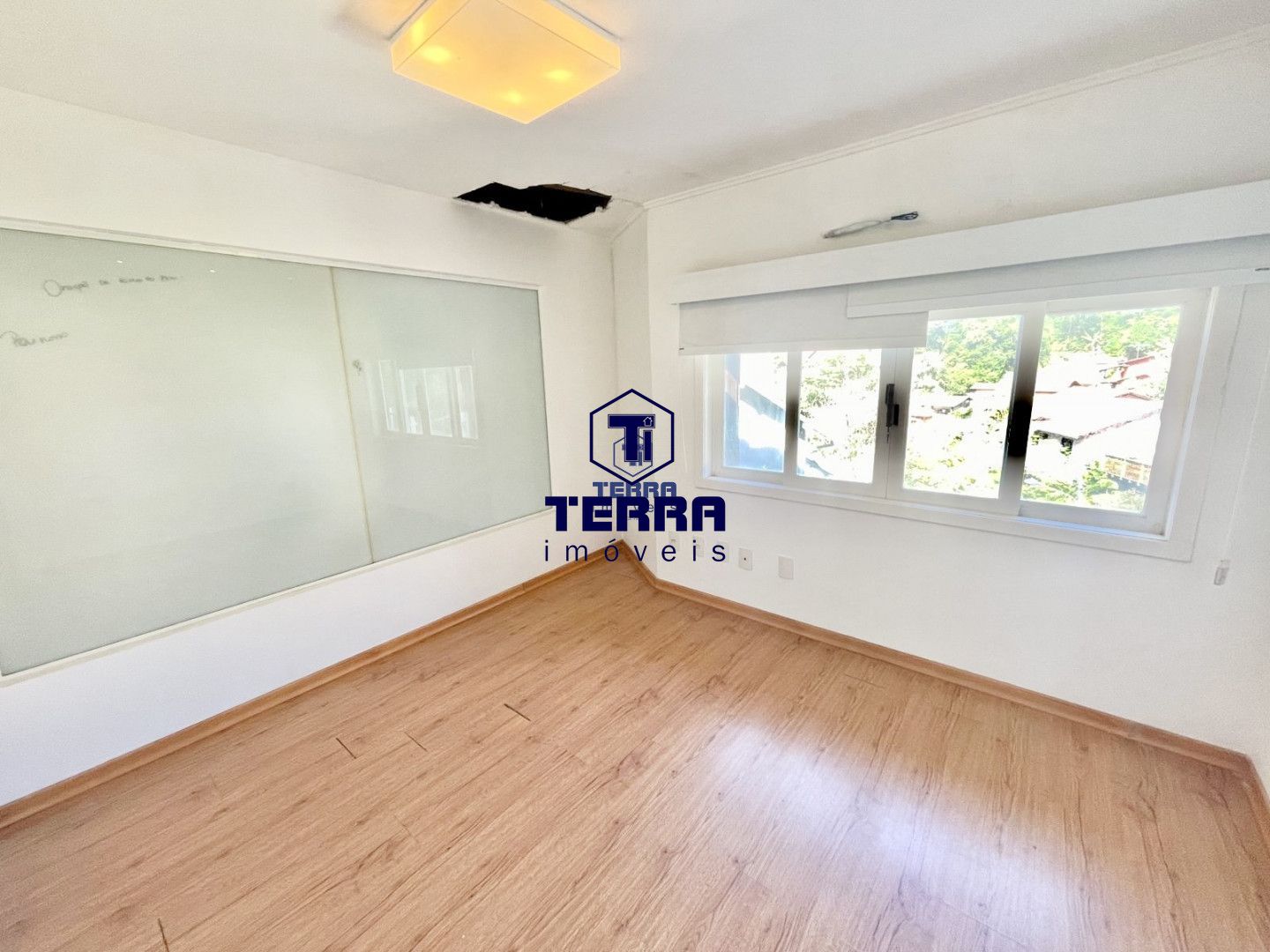 Imagens do imóveis Linda residência no Badu, com 6 quartos sendo 5 suítes, área de lazer completa.