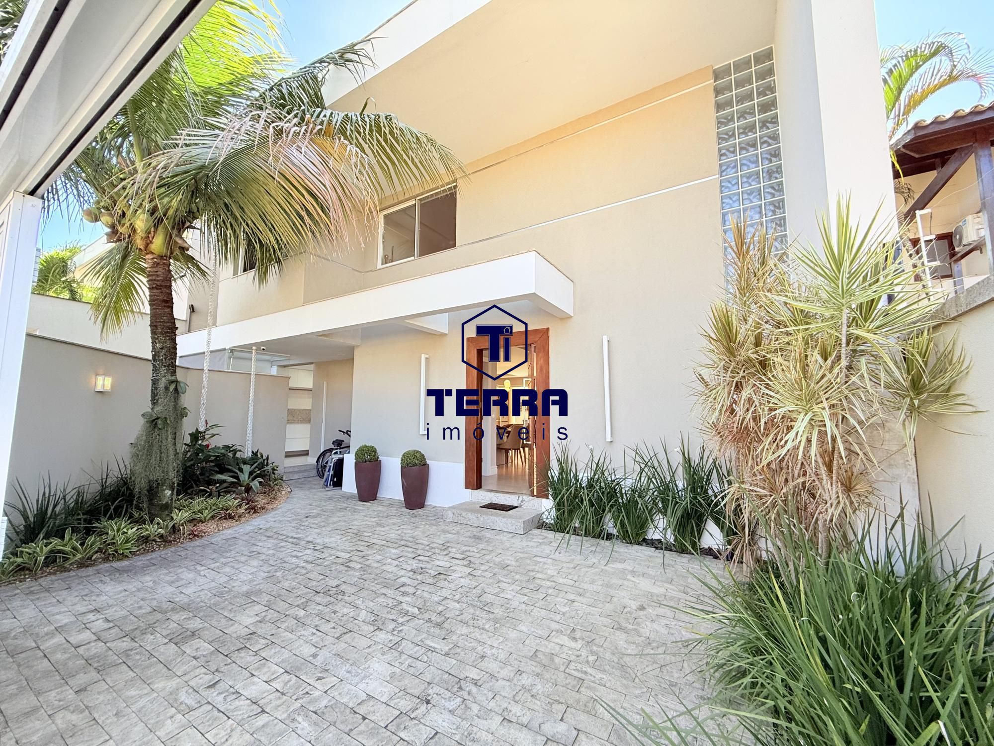 Imagens do imóveis Seu Refúgio de Luxo em Camboinhas – Casa com 4 suítes, piscina e Energia Solar