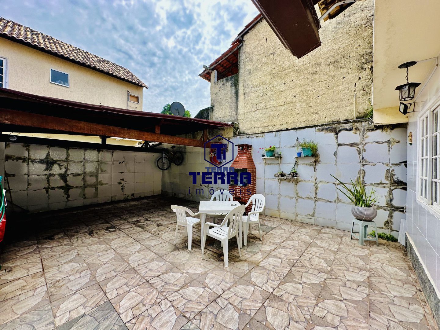 Imagens do imóveis Casa duplex com 3 quartos sendo 1 suíte, com grande quintal, em Maria Paula!