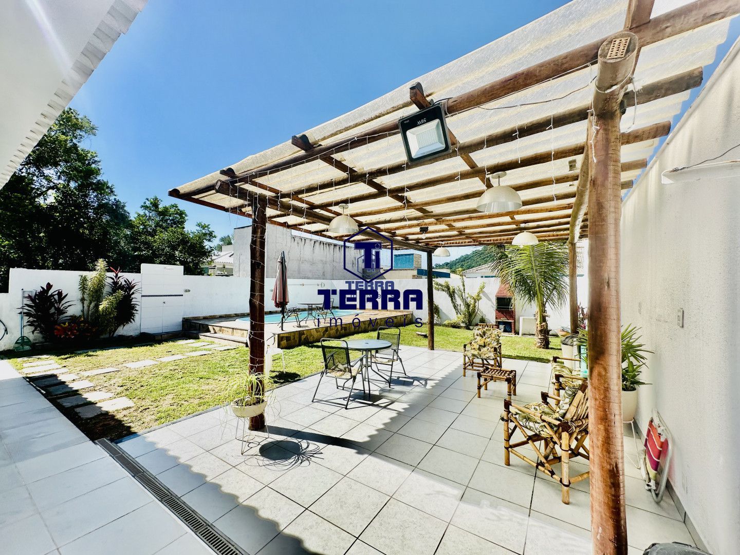 Imagens do imóveis Casa linear em Márica com 3 quartos uma suíte, com piscina e churrasqueira.