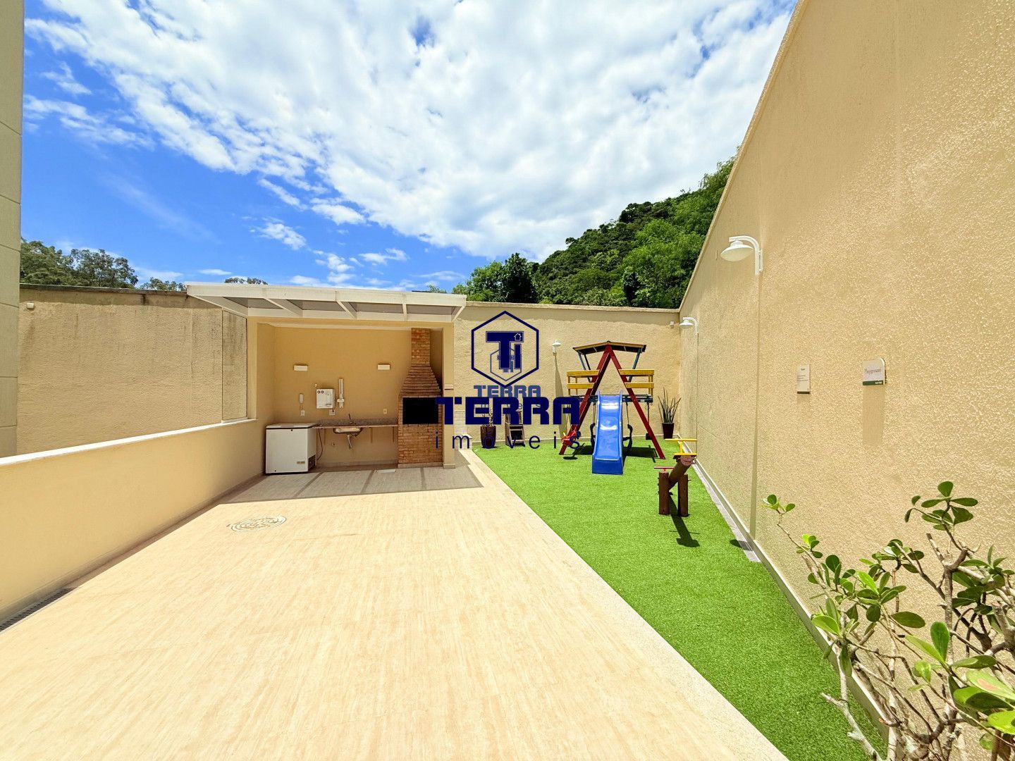 Imagens do imóveis 2 quartos sendo uma suíte e vaga de garagem no Portal de Itaipu.