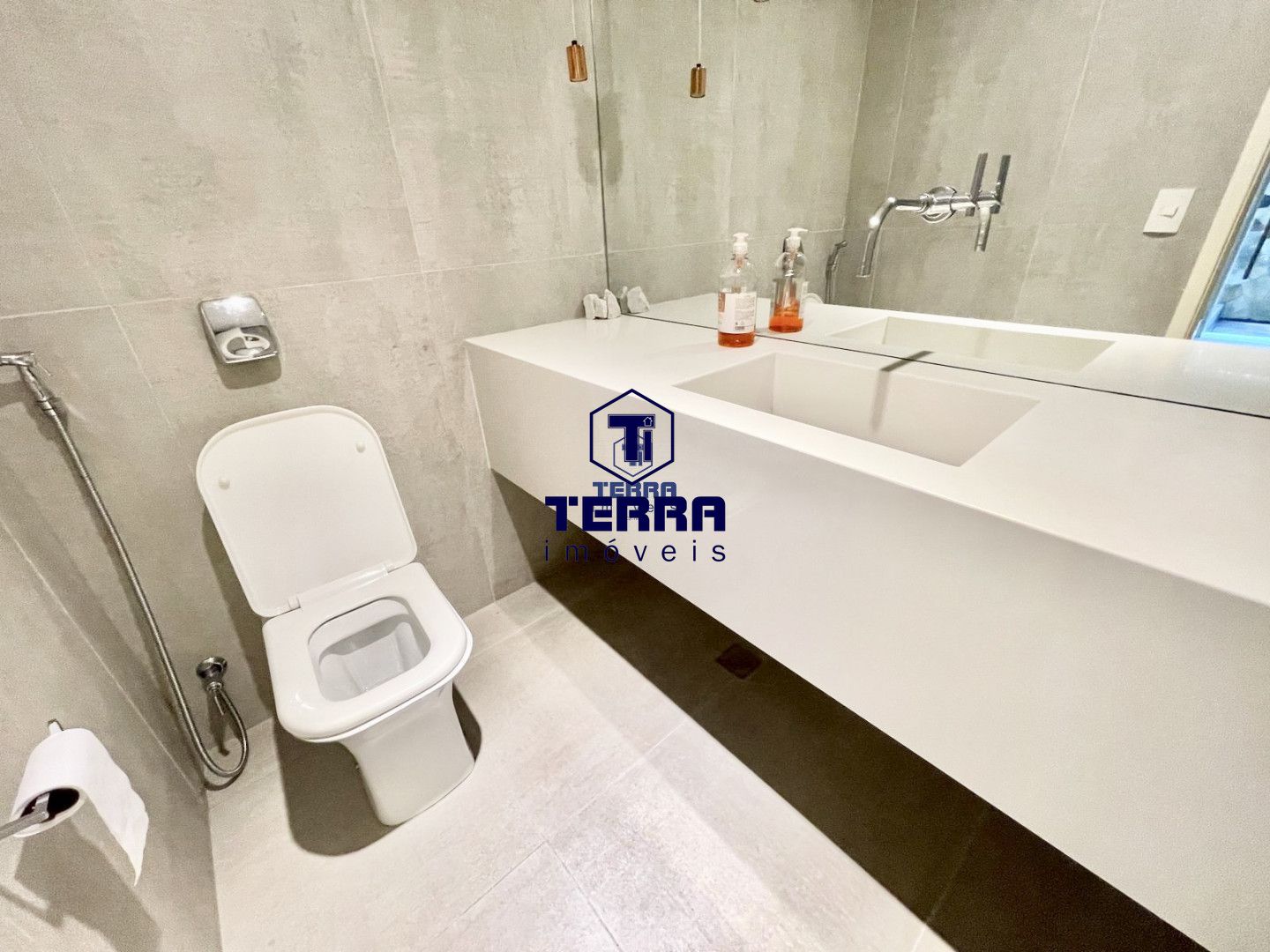Imagens do imóveis Linda residência no Badu, com 6 quartos sendo 5 suítes, área de lazer completa.
