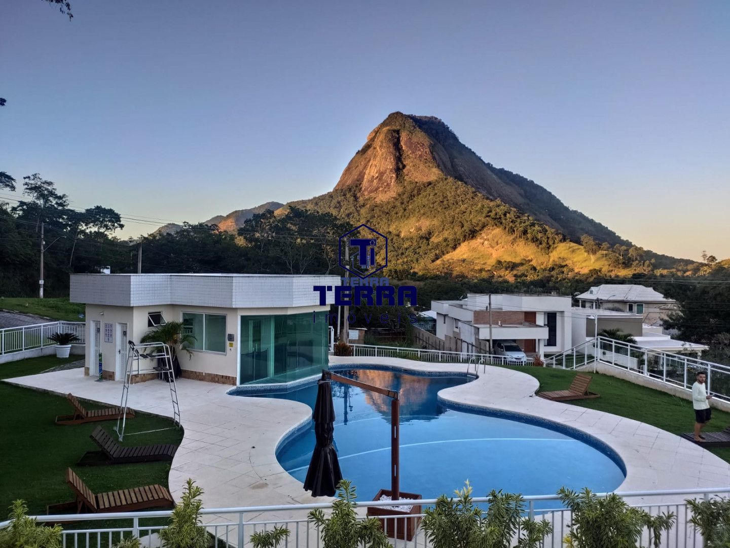 Imagens do imóveis Casa linear em Márica com 3 quartos uma suíte, com piscina e churrasqueira.