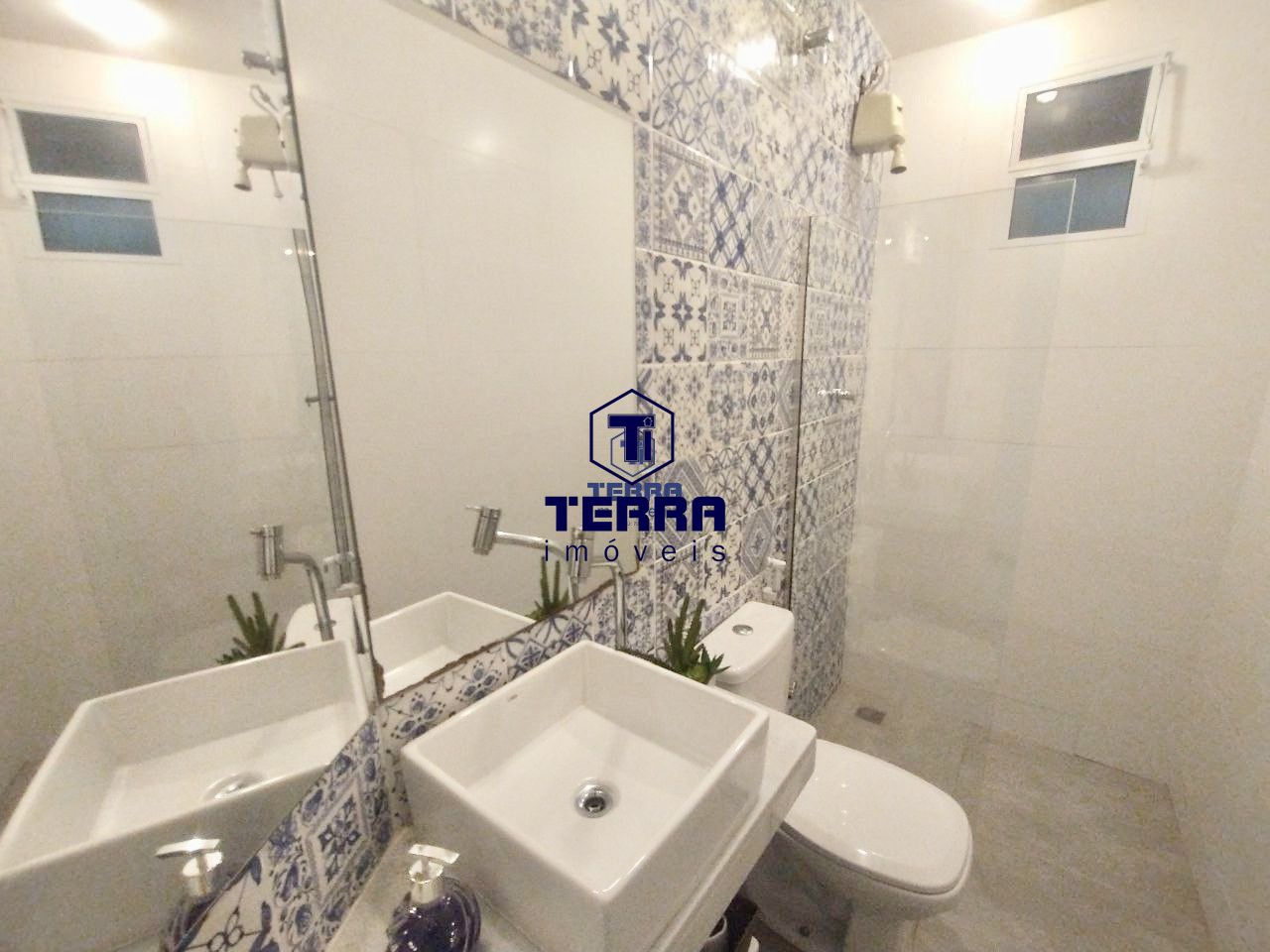 Imagens do imóveis Linda residência com 6 quartos sendo uma suíte com closet e vista panorâmica.