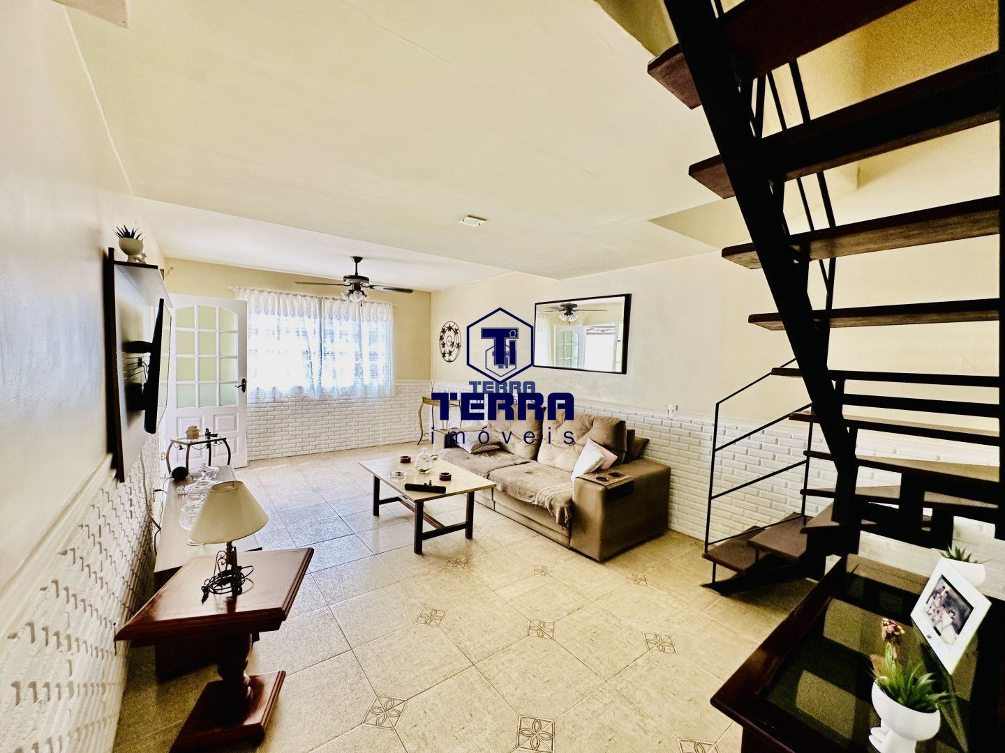Imagens do imóveis Casa duplex com 3 quartos sendo 1 suíte, com grande quintal, em Maria Paula!