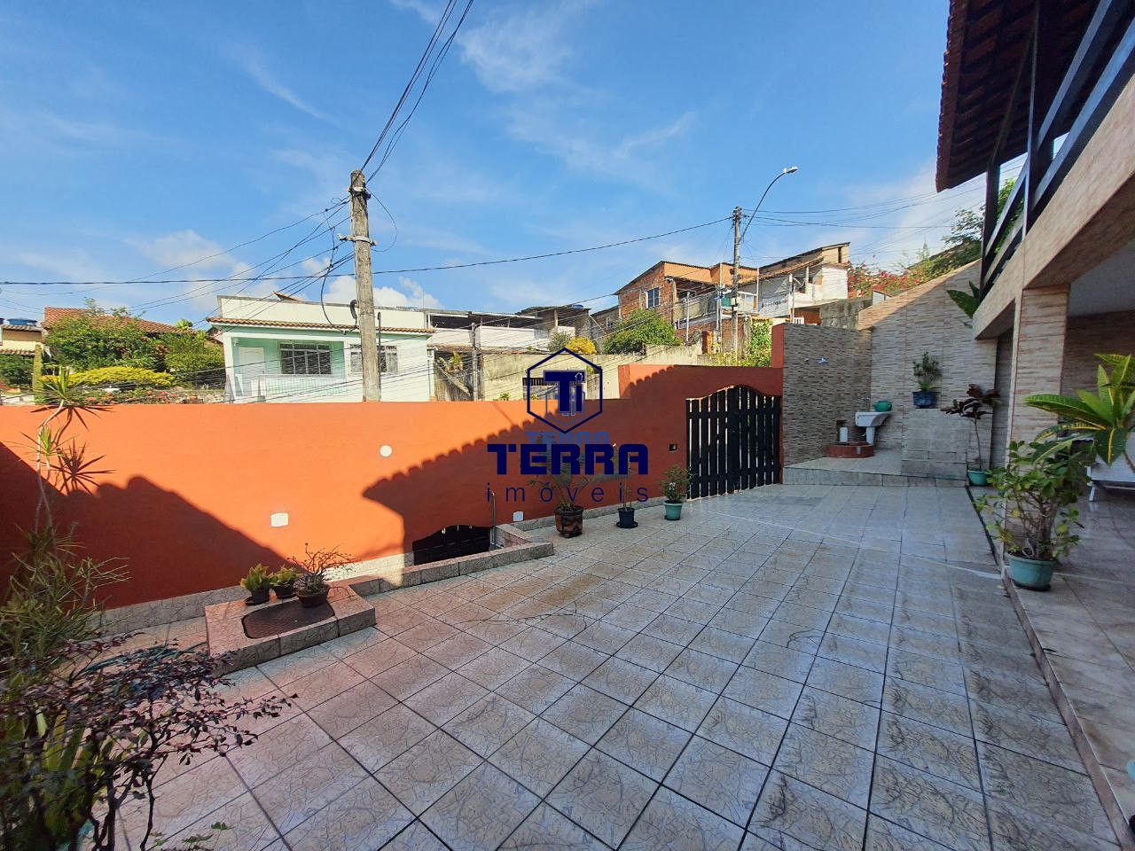 Imagens do imóveis Casa com 3 quartos, junto e ao lado do farto comércio do Largo da Batalha.