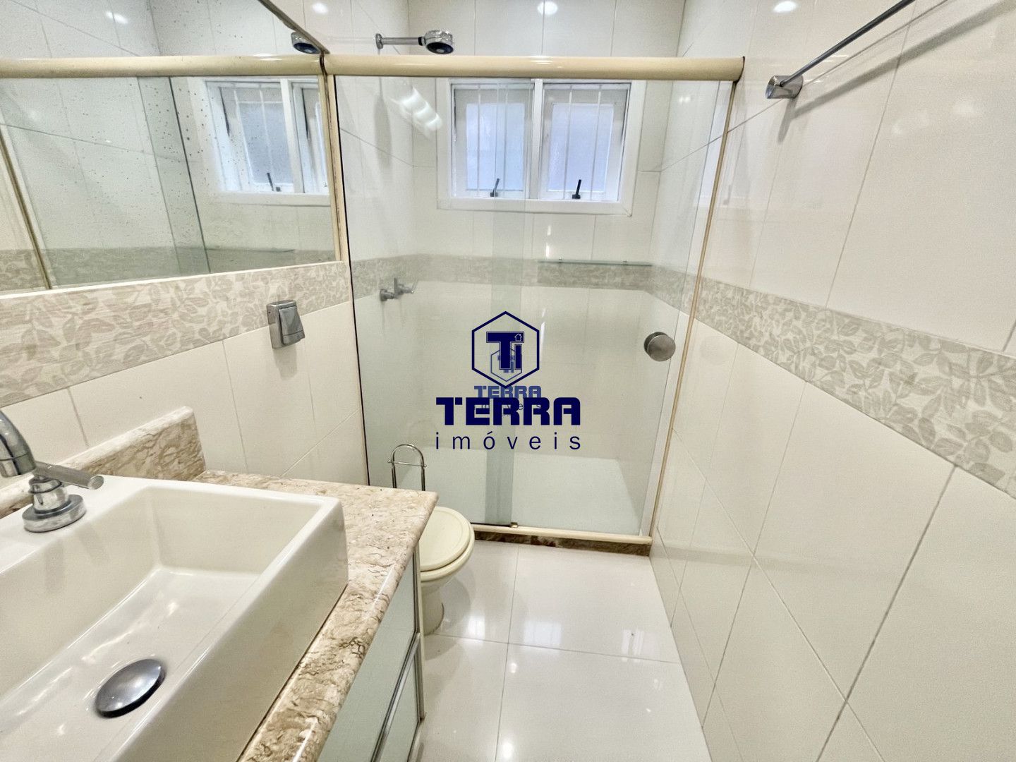 Imagens do imóveis Linda residência no Badu, com 6 quartos sendo 5 suítes, área de lazer completa.