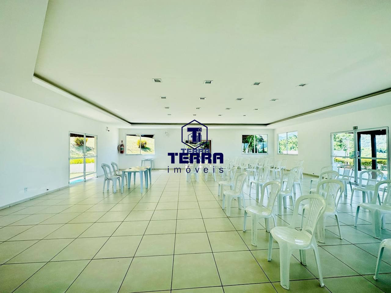 Imagens do imóveis Casa linear com design contemporâneo, condomínio Pedra de Inoã.