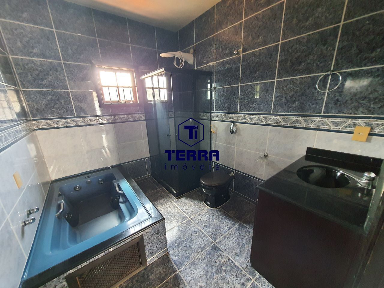 Imagens do imóveis Casa dentro de condomínio, com excelente localização no Rio do Ouro.