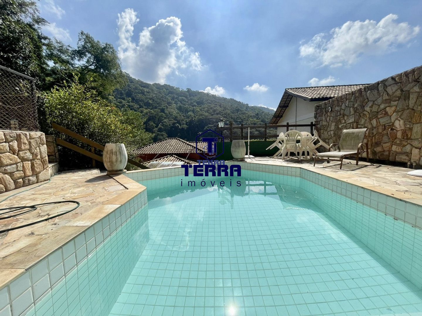 Imagens do imóveis Lindo triplex com 3 quartos, uma suíte com área de lazer completa no Ubá Recanto