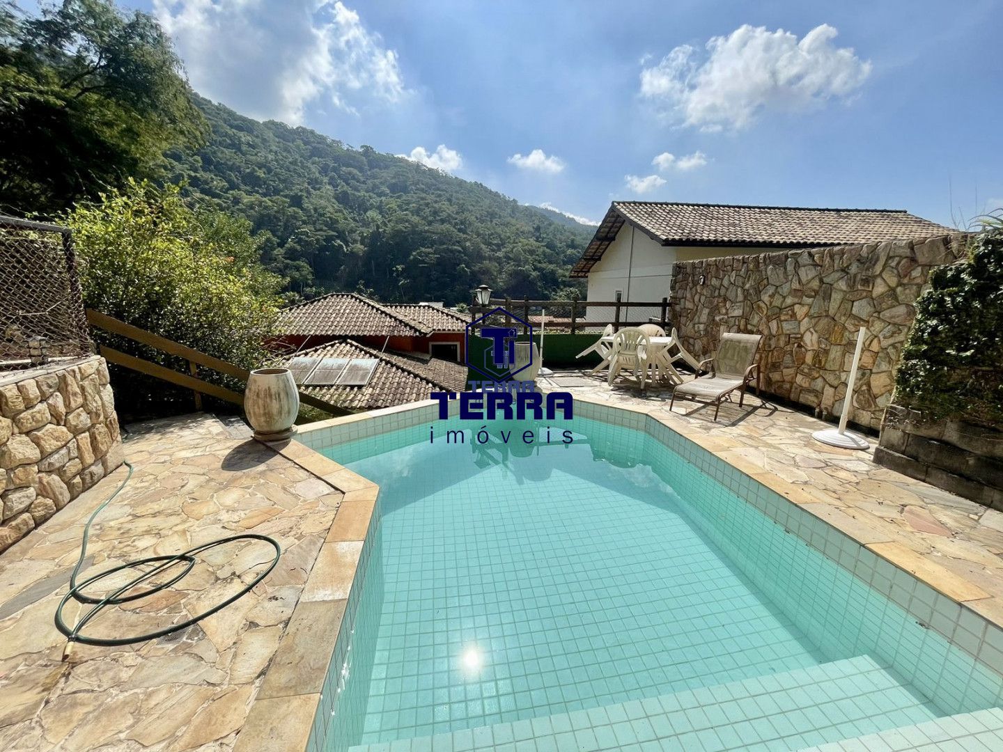 Imagens do imóveis Lindo triplex com 3 quartos, uma suíte com área de lazer completa no Ubá Recanto