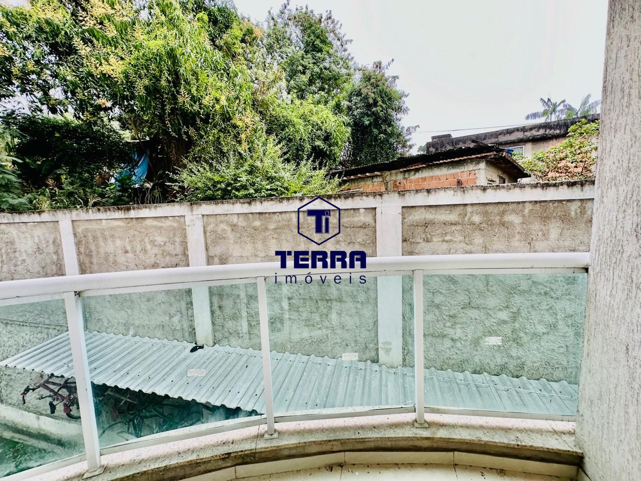 Imagens do imóveis 2 quartos sendo uma suíte, todo em porcelanato, com varanda e elevador