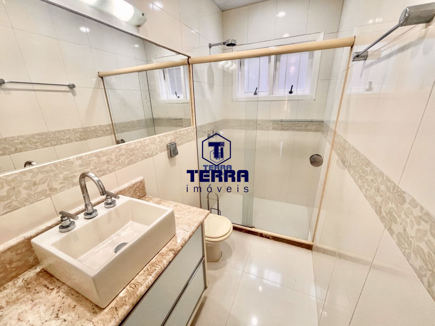 Imagens do imóveis Linda residência no Badu, com 6 quartos sendo 5 suítes, área de lazer completa.