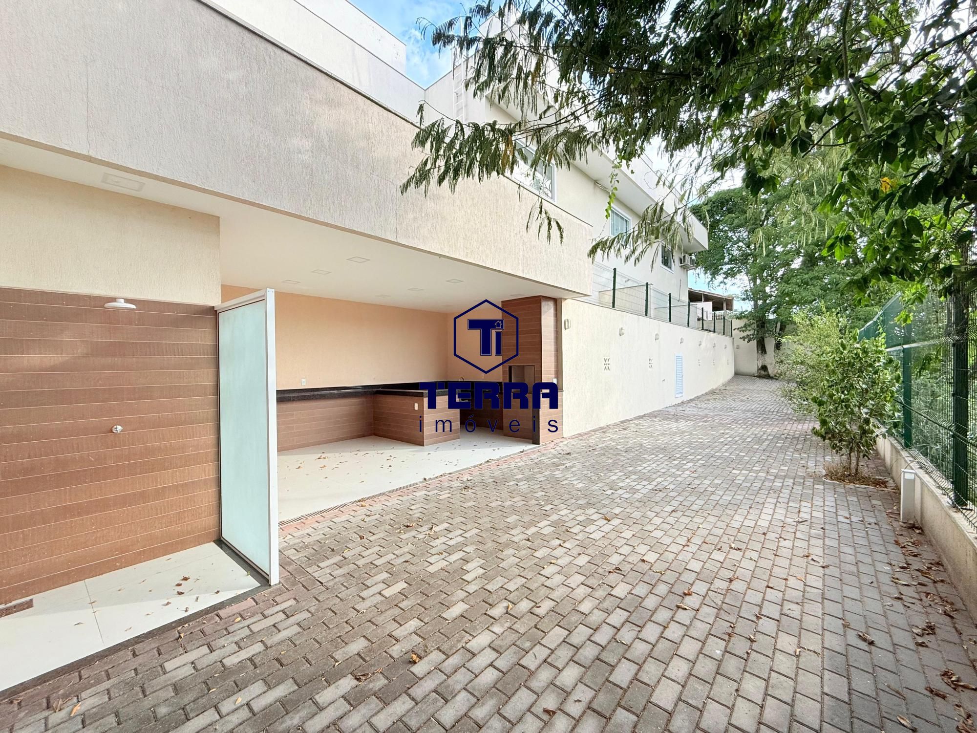 Imagens do imóveis More na região Oceânica, casa nova, com 3 suítes e quintal privativo.