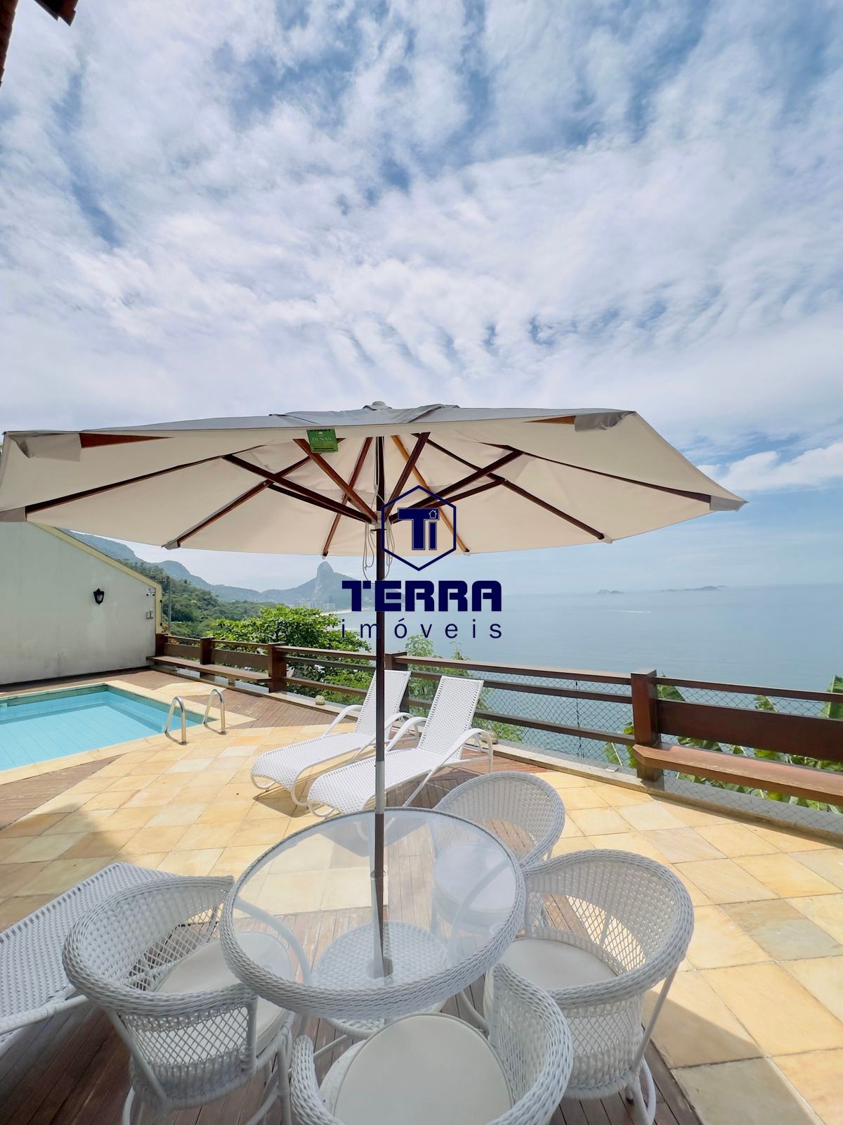Imagens do imóveis Casa Espetacular no Joá, com 4 suítes , elevador e vista eterna pro mar!!!