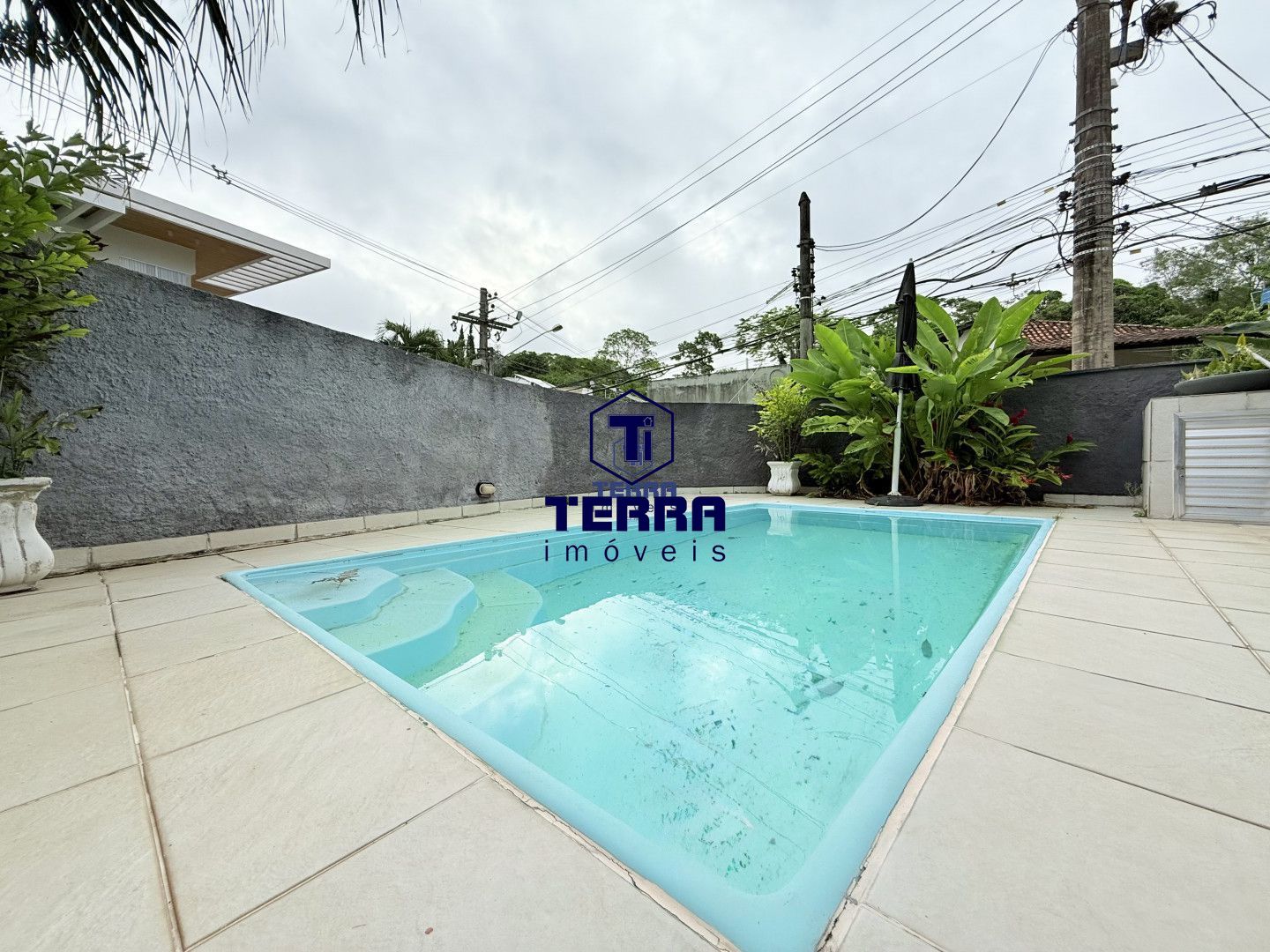 Imagens do imóveis Excelente casa linear de condomínio com 4 quartos, área gourmet e piscina!