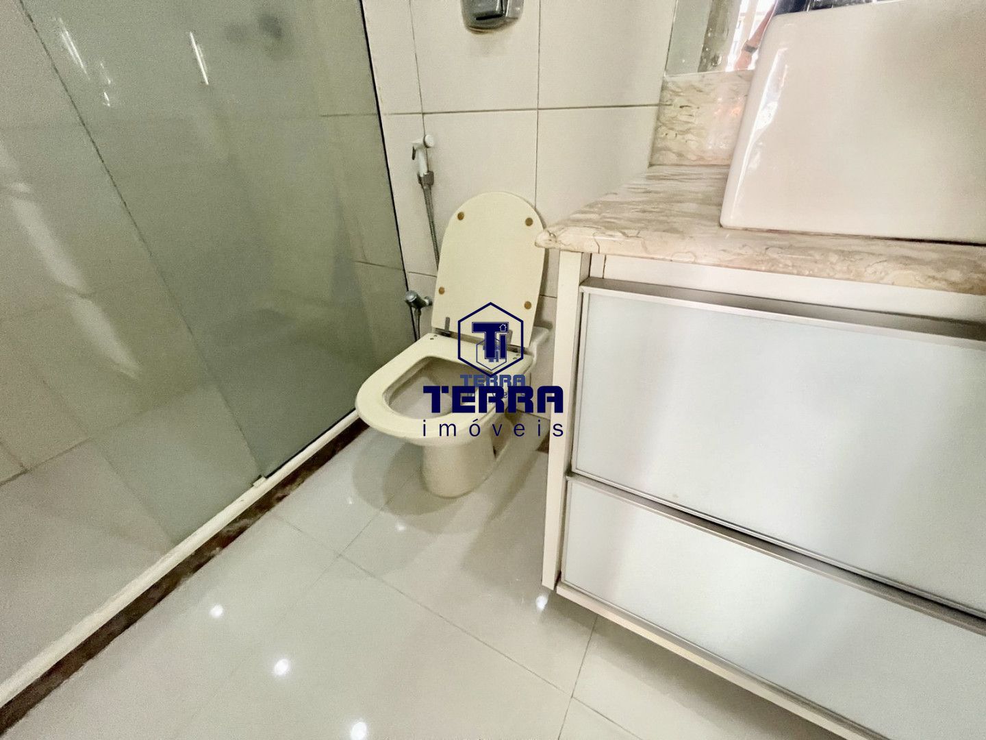 Imagens do imóveis Linda residência no Badu, com 6 quartos sendo 5 suítes, área de lazer completa.