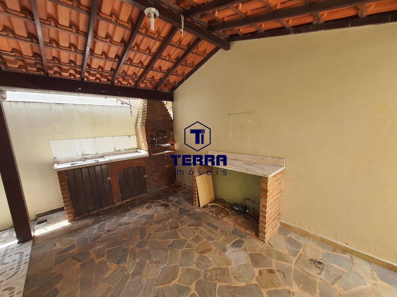 Imagens do imóveis Casa dentro de condomínio, com excelente localização no Rio do Ouro.