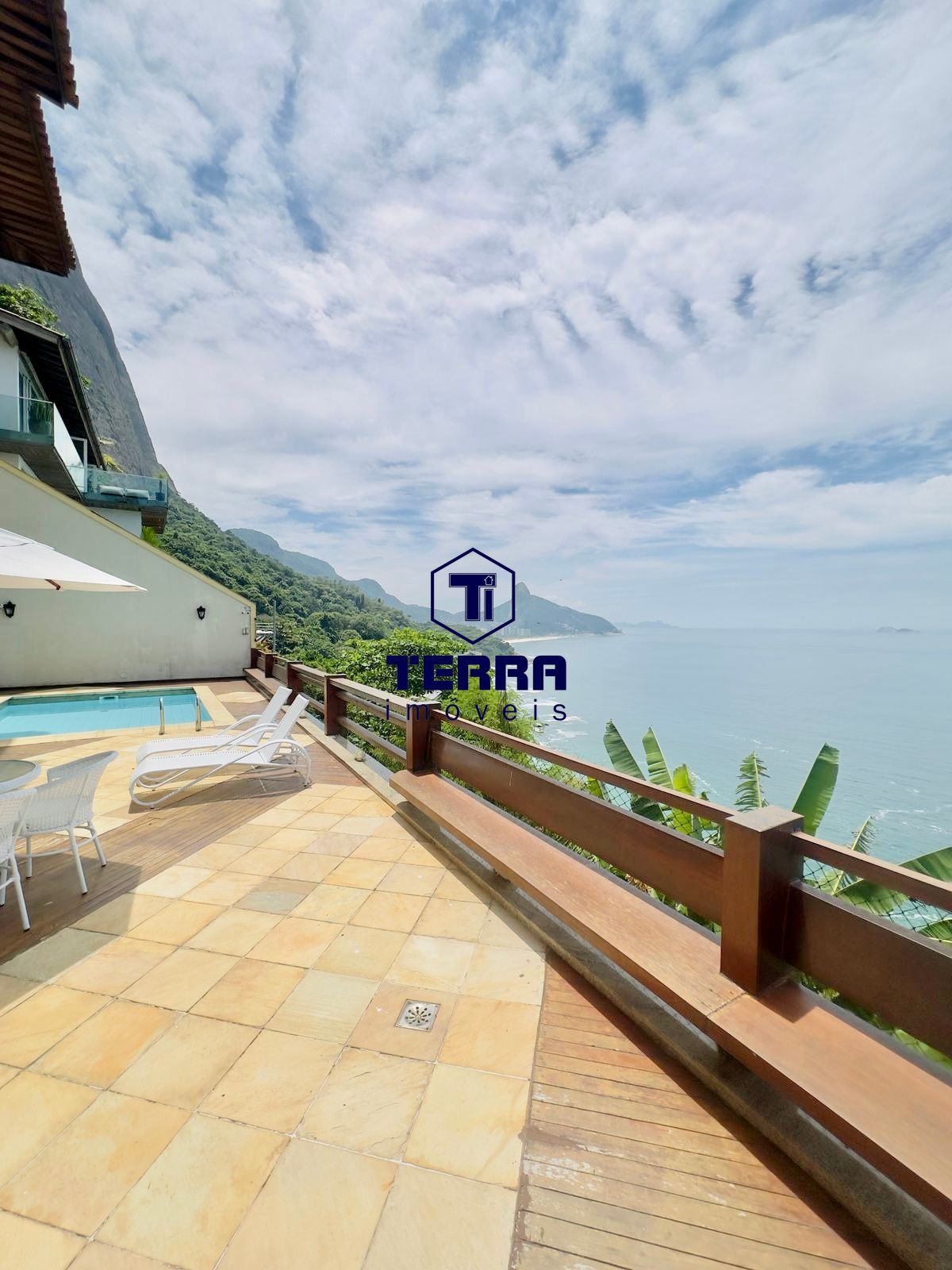 Imagens do imóveis Casa Espetacular no Joá, com 4 suítes , elevador e vista eterna pro mar!!!