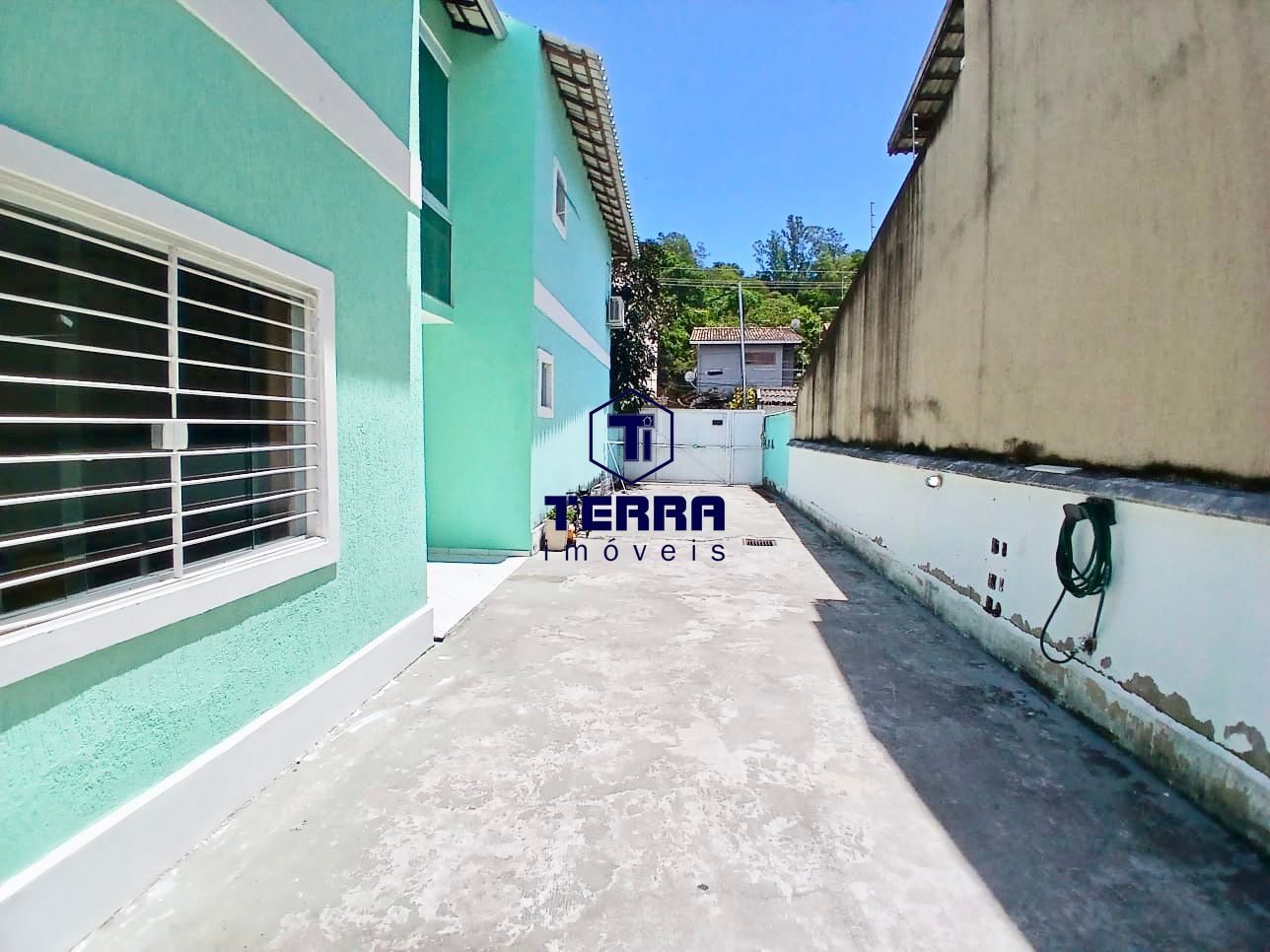 Imagens do imóveis Linda duplex em Maria Paula, com 2 quartos, uma suíte e área gourmet.
