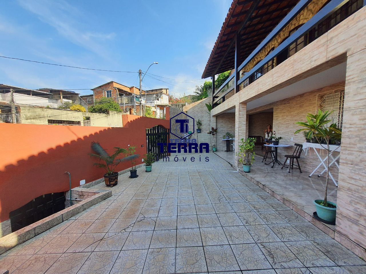 Imagens do imóveis Casa com 3 quartos, junto e ao lado do farto comércio do Largo da Batalha.