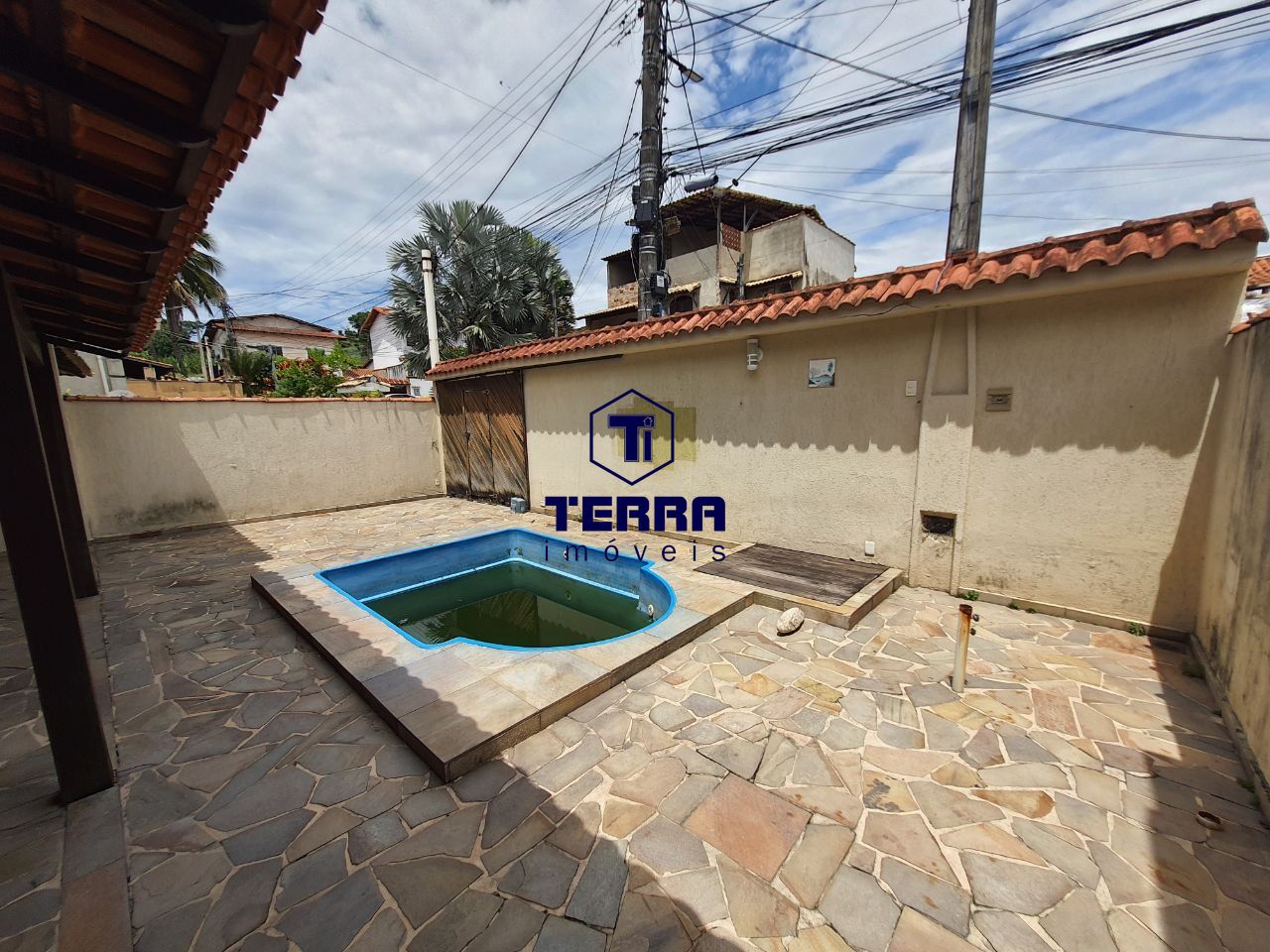 Imagens do imóveis Casa dentro de condomínio, com excelente localização no Rio do Ouro.