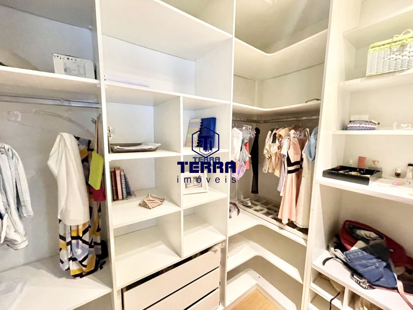 Imagens do imóveis Linda residência no Badu, com 6 quartos sendo 5 suítes, área de lazer completa.