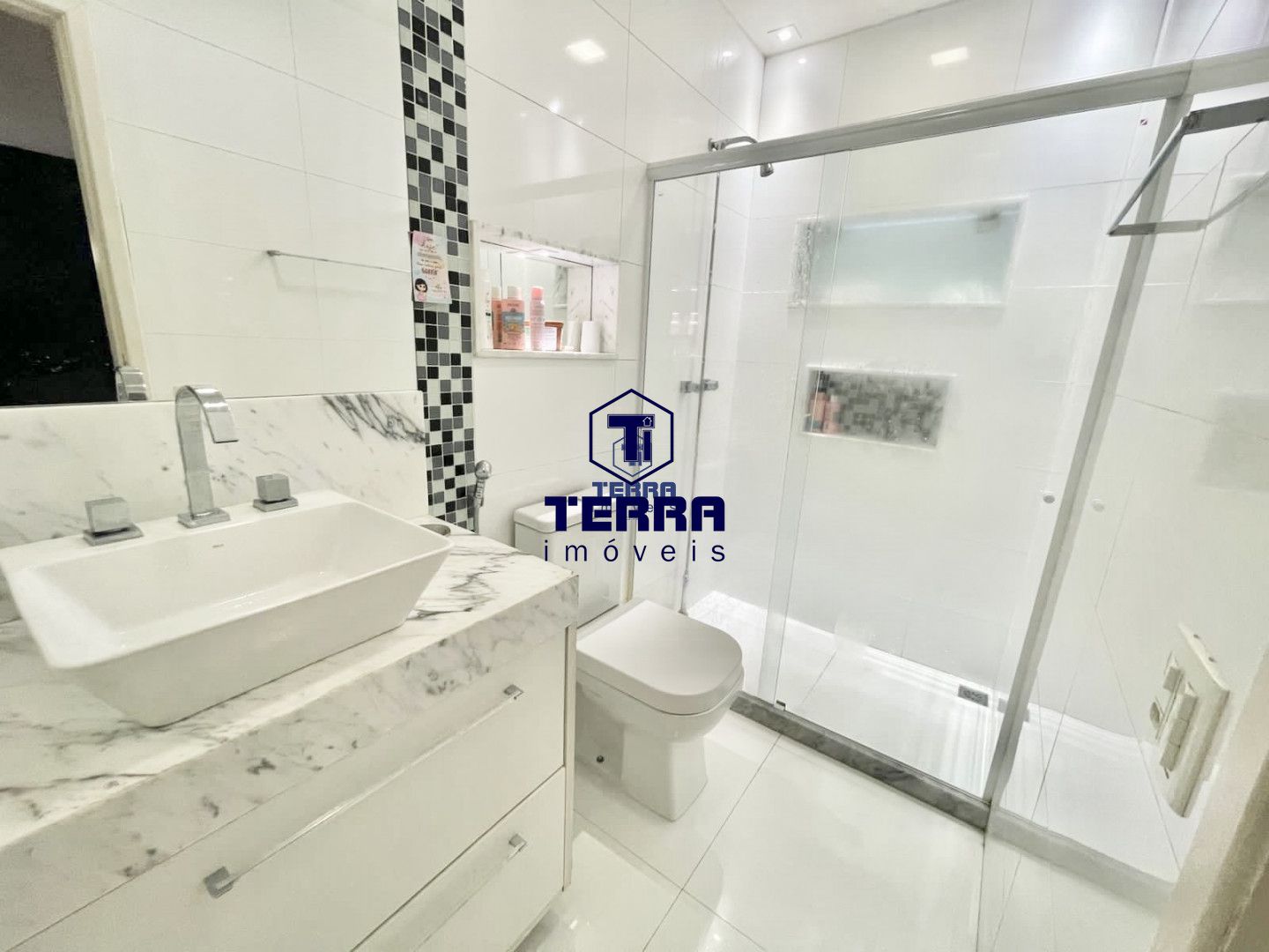 Imagens do imóveis Linda residência no Badu, com 6 quartos sendo 5 suítes, área de lazer completa.
