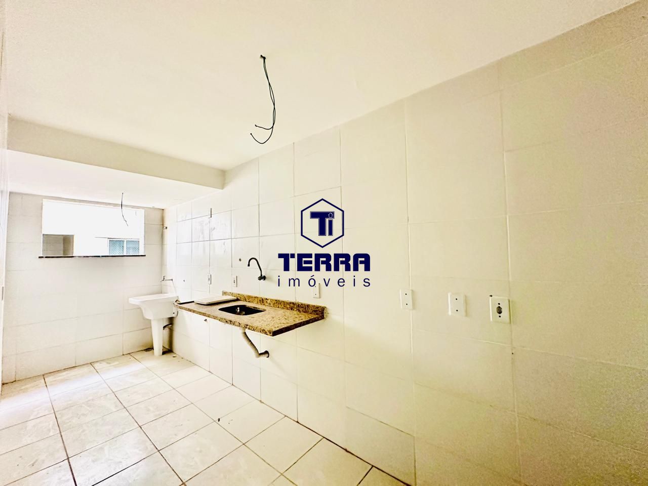 Imagens do imóveis 2 quartos sendo uma suíte, todo em porcelanato, com varanda e elevador