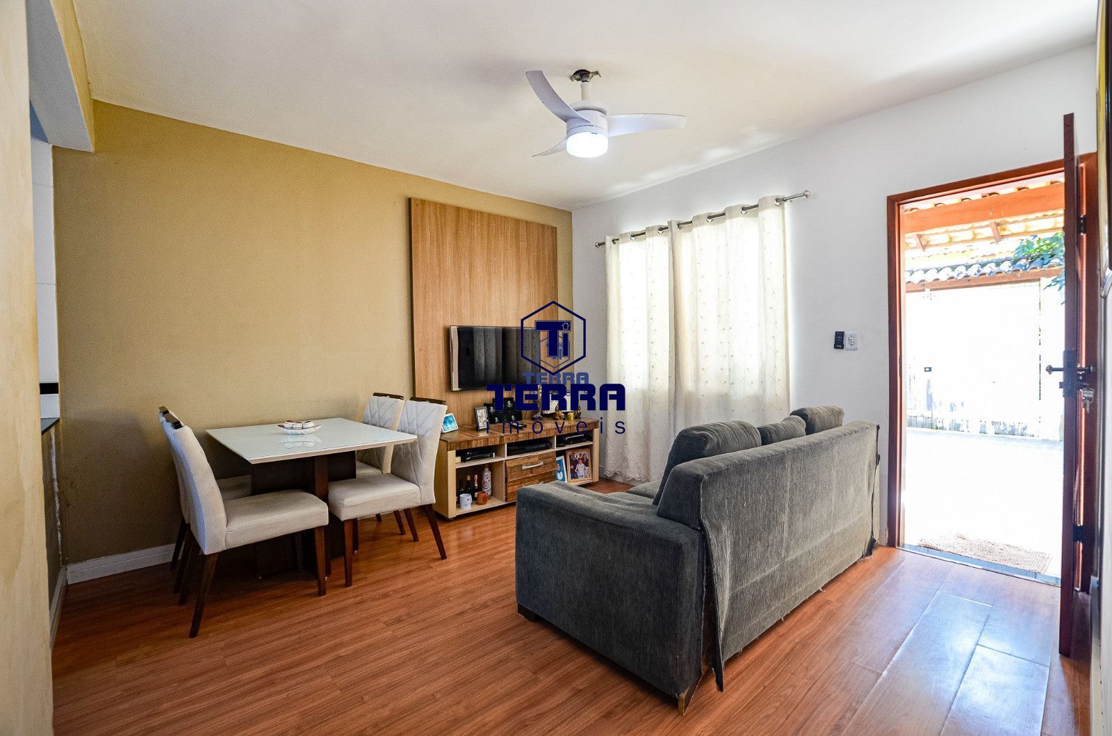 Imagens do imóveis Linda casa com 3 quartos, sendo 1 suíte no Condomínio Alferes Tiradentes