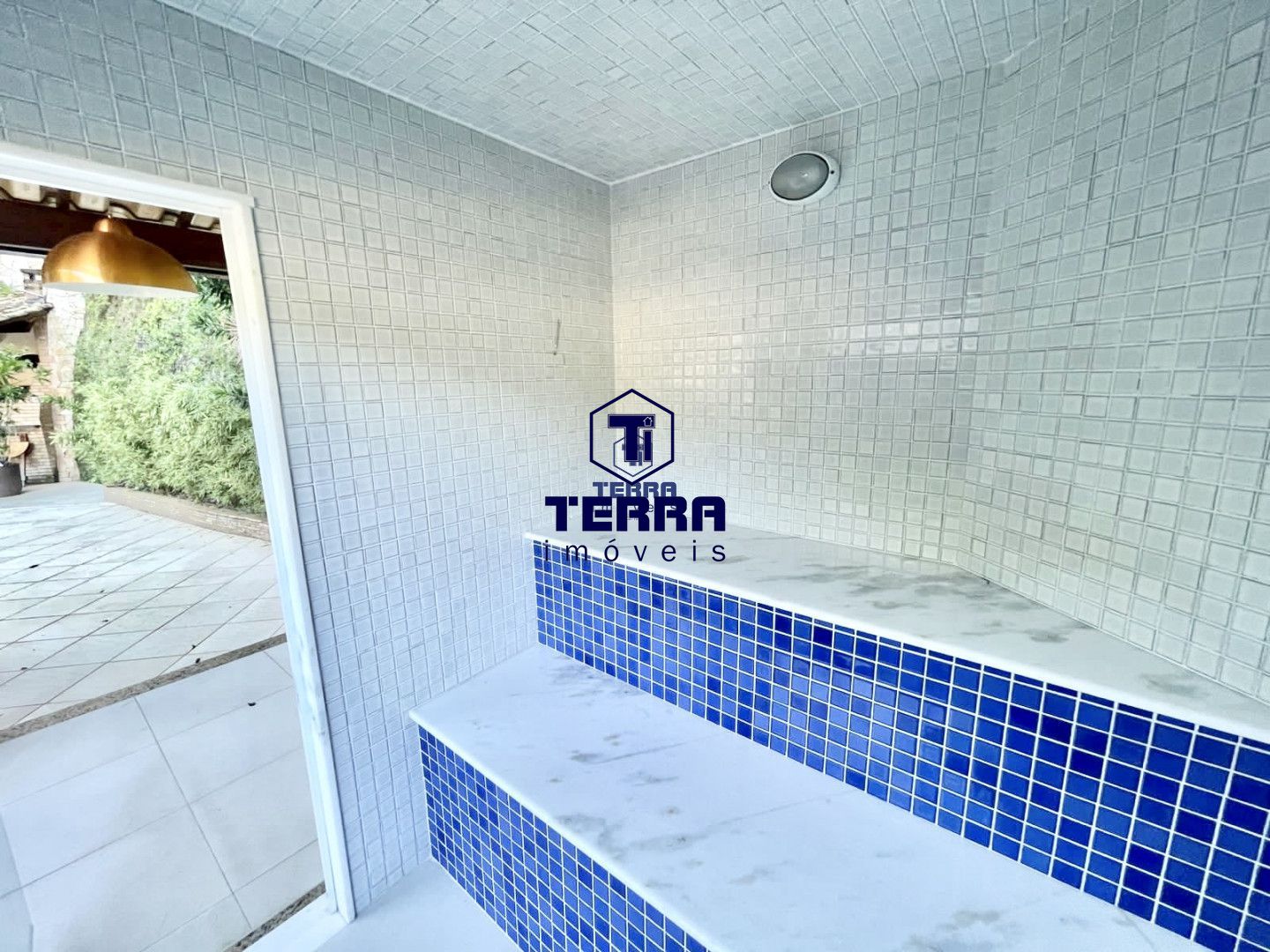 Imagens do imóveis Linda residência no Badu, com 6 quartos sendo 5 suítes, área de lazer completa.