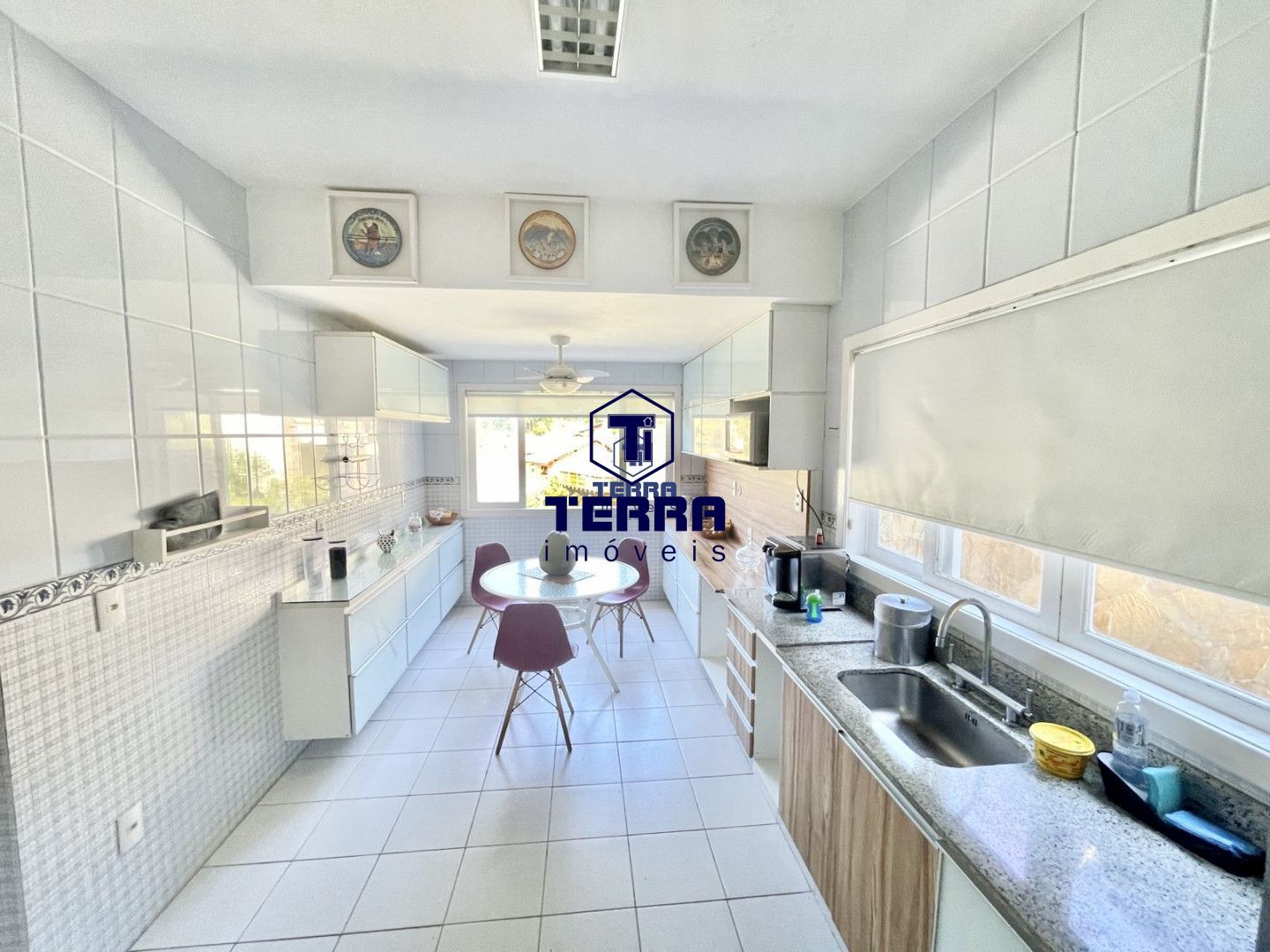Imagens do imóveis Linda residência no Badu, com 6 quartos sendo 5 suítes, área de lazer completa.