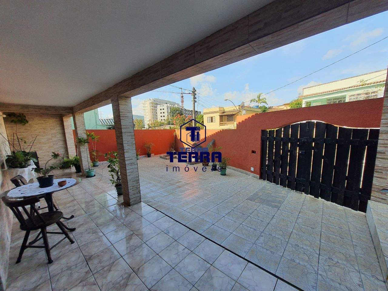 Imagens do imóveis Casa com 3 quartos, junto e ao lado do farto comércio do Largo da Batalha.