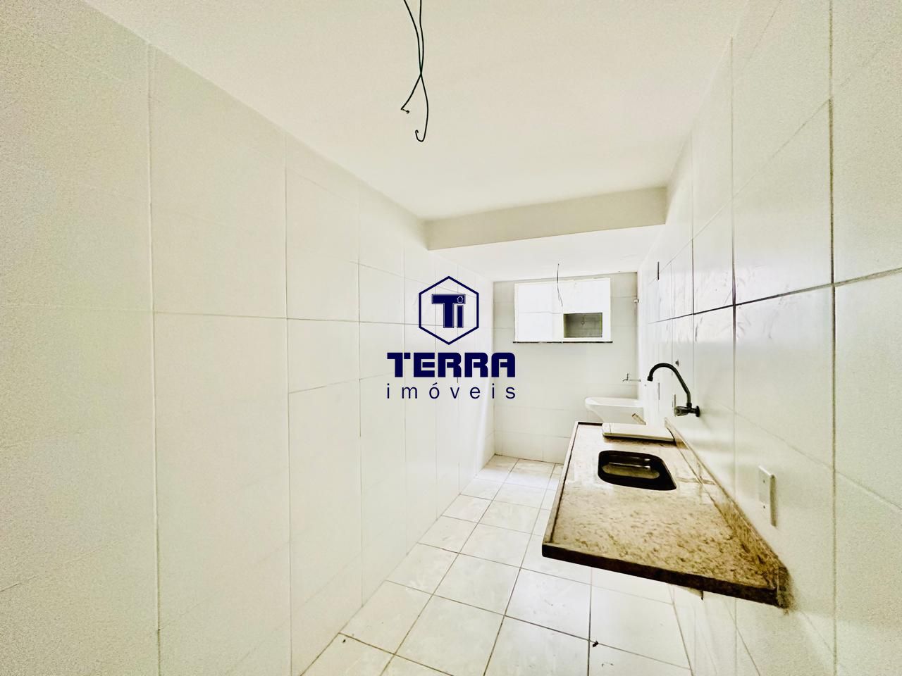 Imagens do imóveis 2 quartos sendo uma suíte, todo em porcelanato, com varanda e elevador