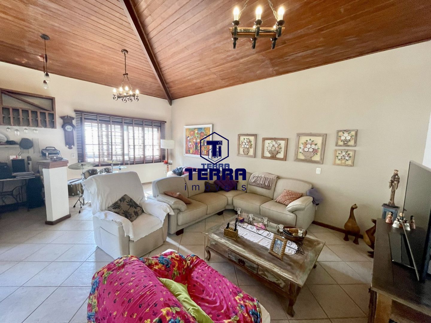 Imagens do imóveis Lindo triplex com 3 quartos, uma suíte com área de lazer completa no Ubá Recanto