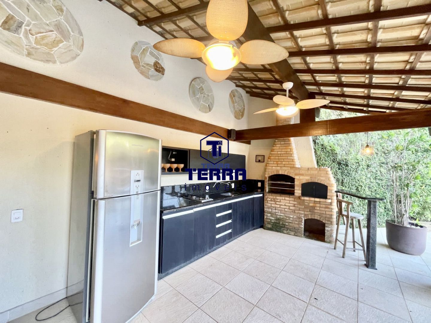 Imagens do imóveis Linda residência no Badu, com 6 quartos sendo 5 suítes, área de lazer completa.
