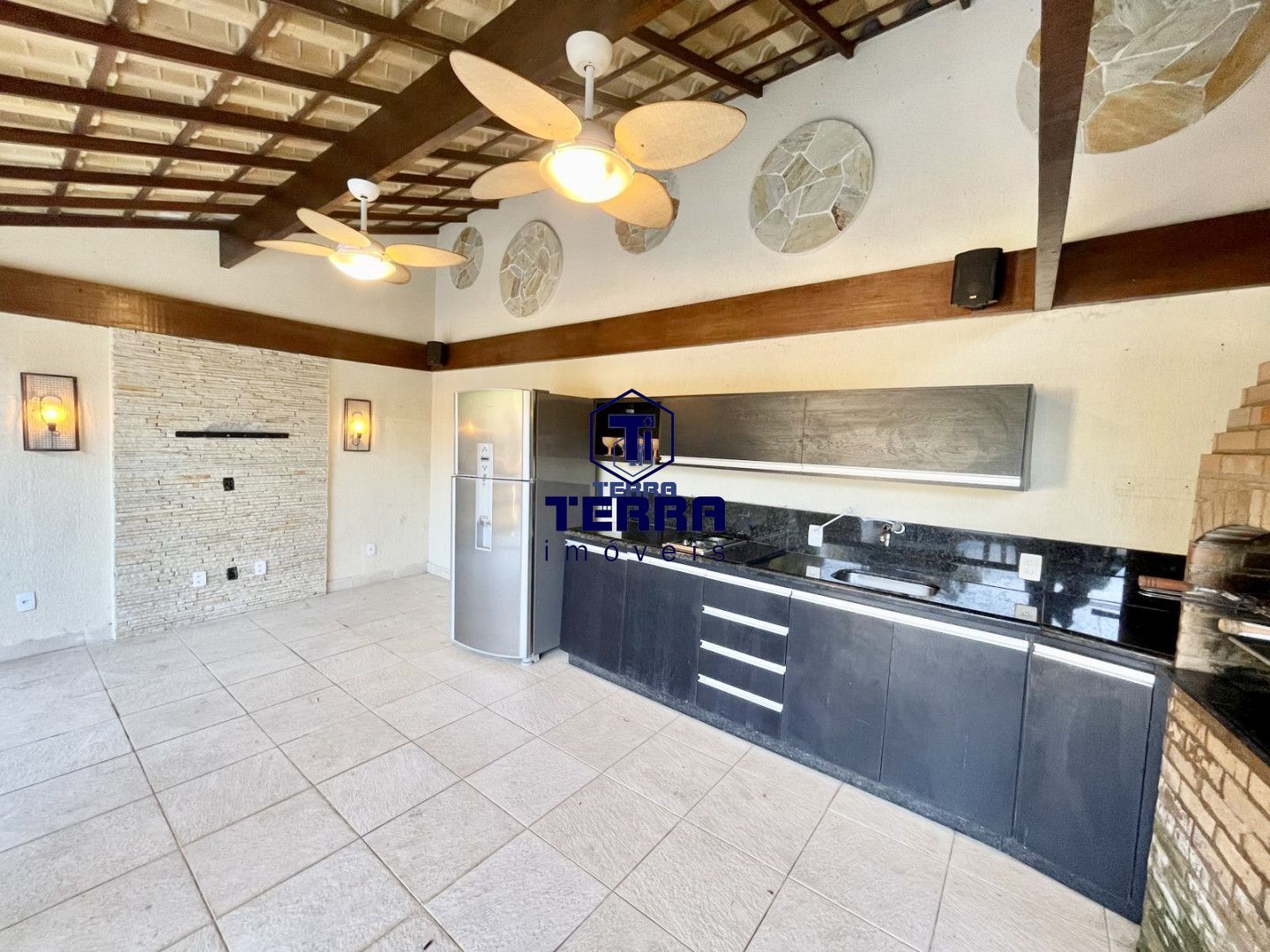 Imagens do imóveis Linda residência no Badu, com 6 quartos sendo 5 suítes, área de lazer completa.