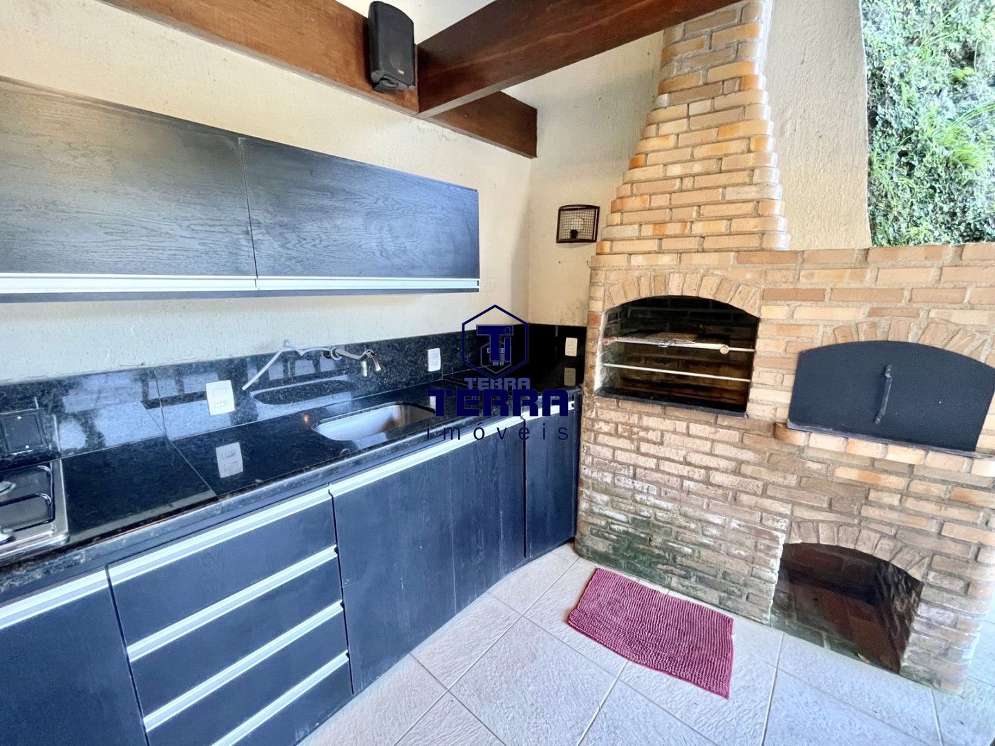Imagens do imóveis Linda residência no Badu, com 6 quartos sendo 5 suítes, área de lazer completa.