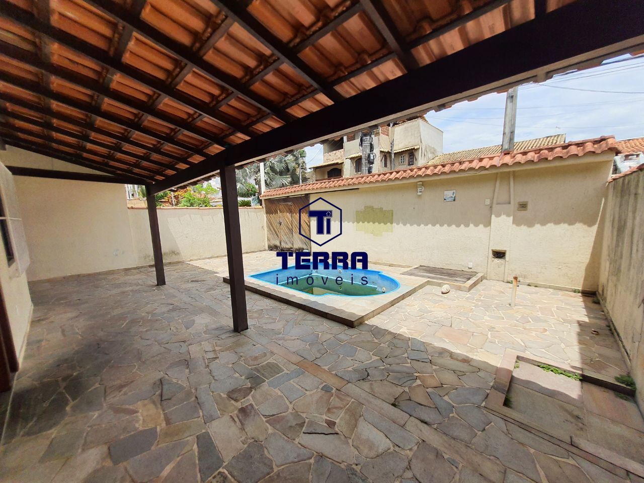 Imagens do imóveis Casa dentro de condomínio, com excelente localização no Rio do Ouro.