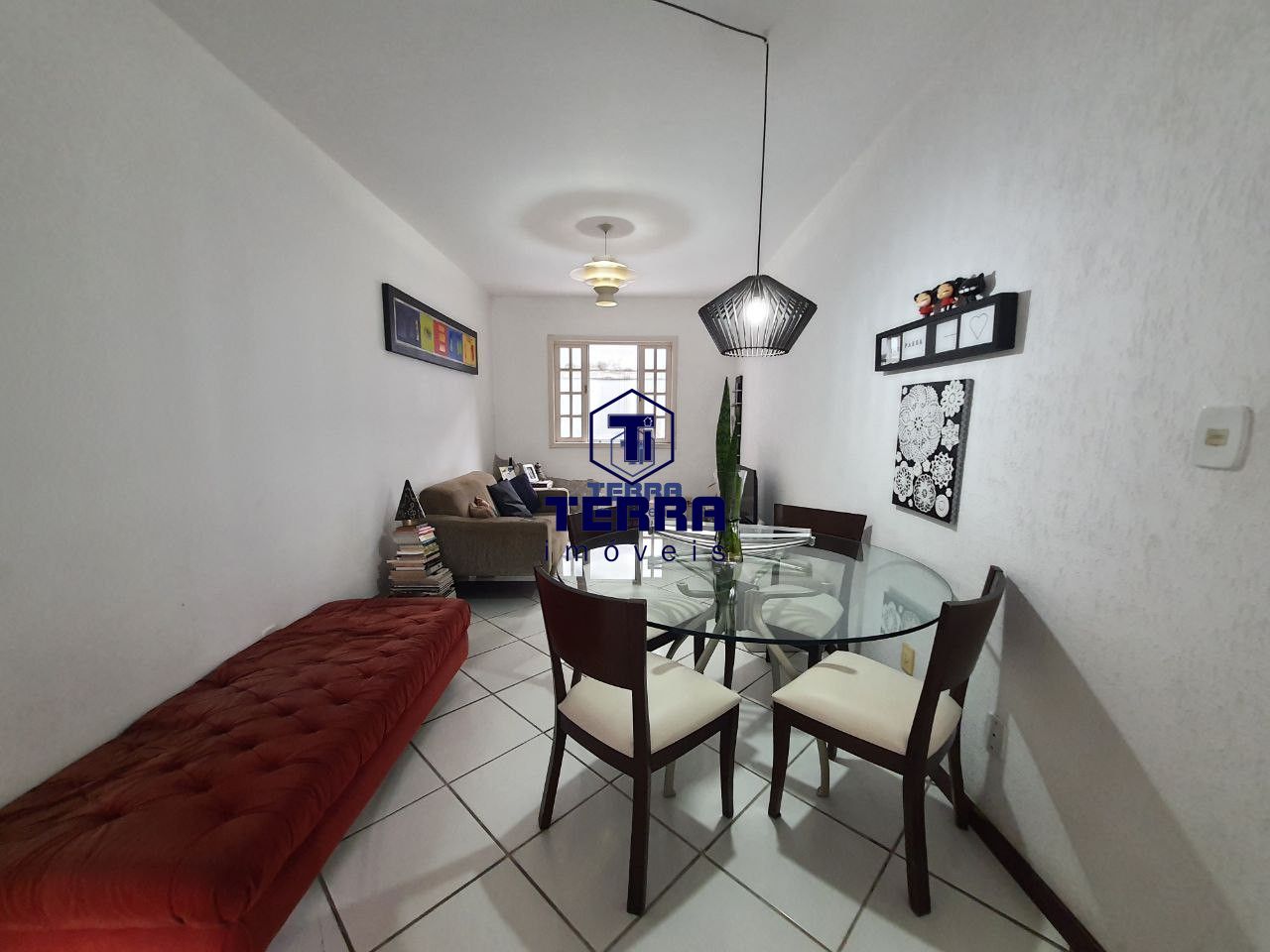 Imagens do imóveis Casa duplex, dentro de condomínio, com excelente localização em Maria Paula