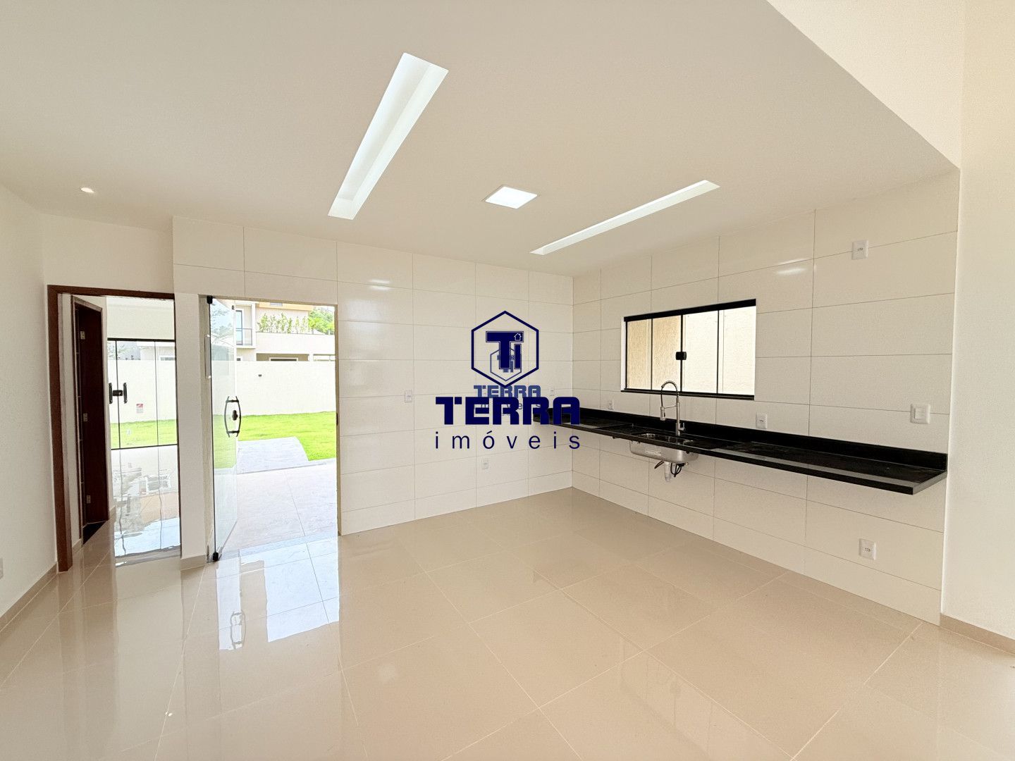 Imagens do imóveis Casa linear com design contemporâneo, condomínio Pedra de Inoã.