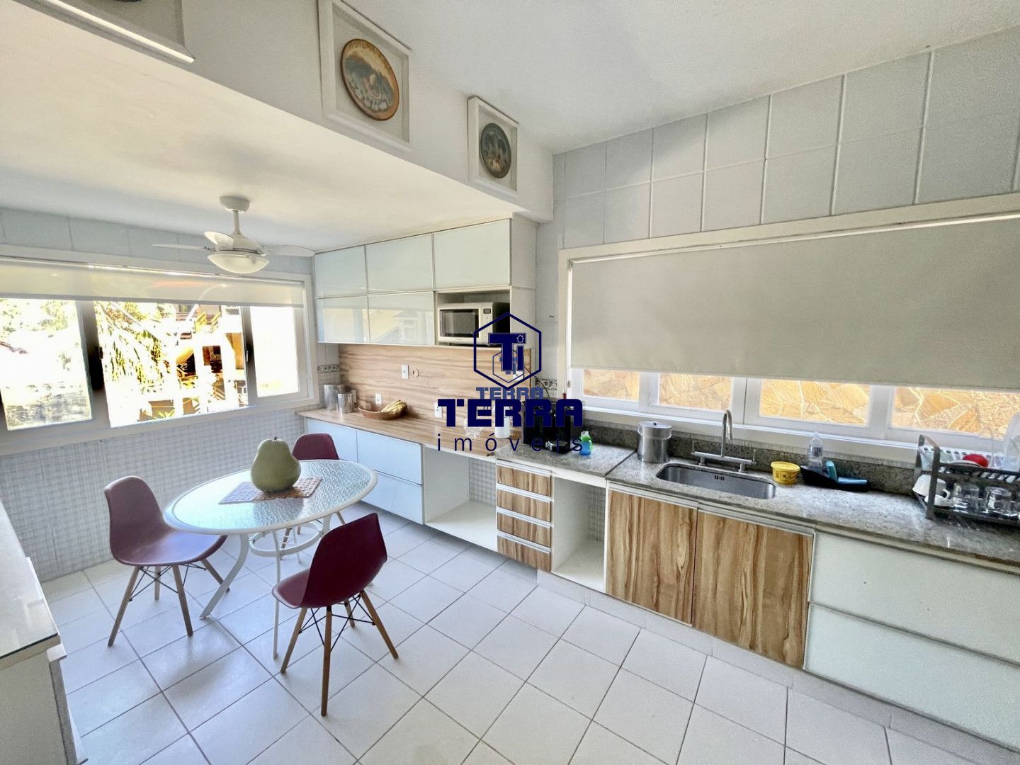 Imagens do imóveis Linda residência no Badu, com 6 quartos sendo 5 suítes, área de lazer completa.