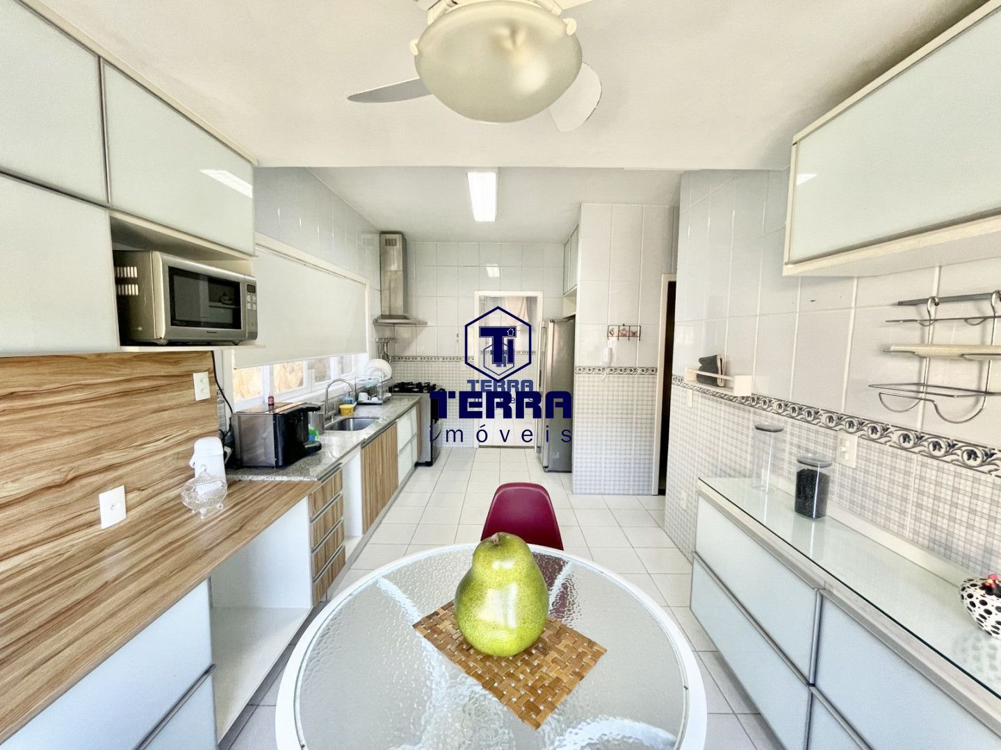 Imagens do imóveis Linda residência no Badu, com 6 quartos sendo 5 suítes, área de lazer completa.