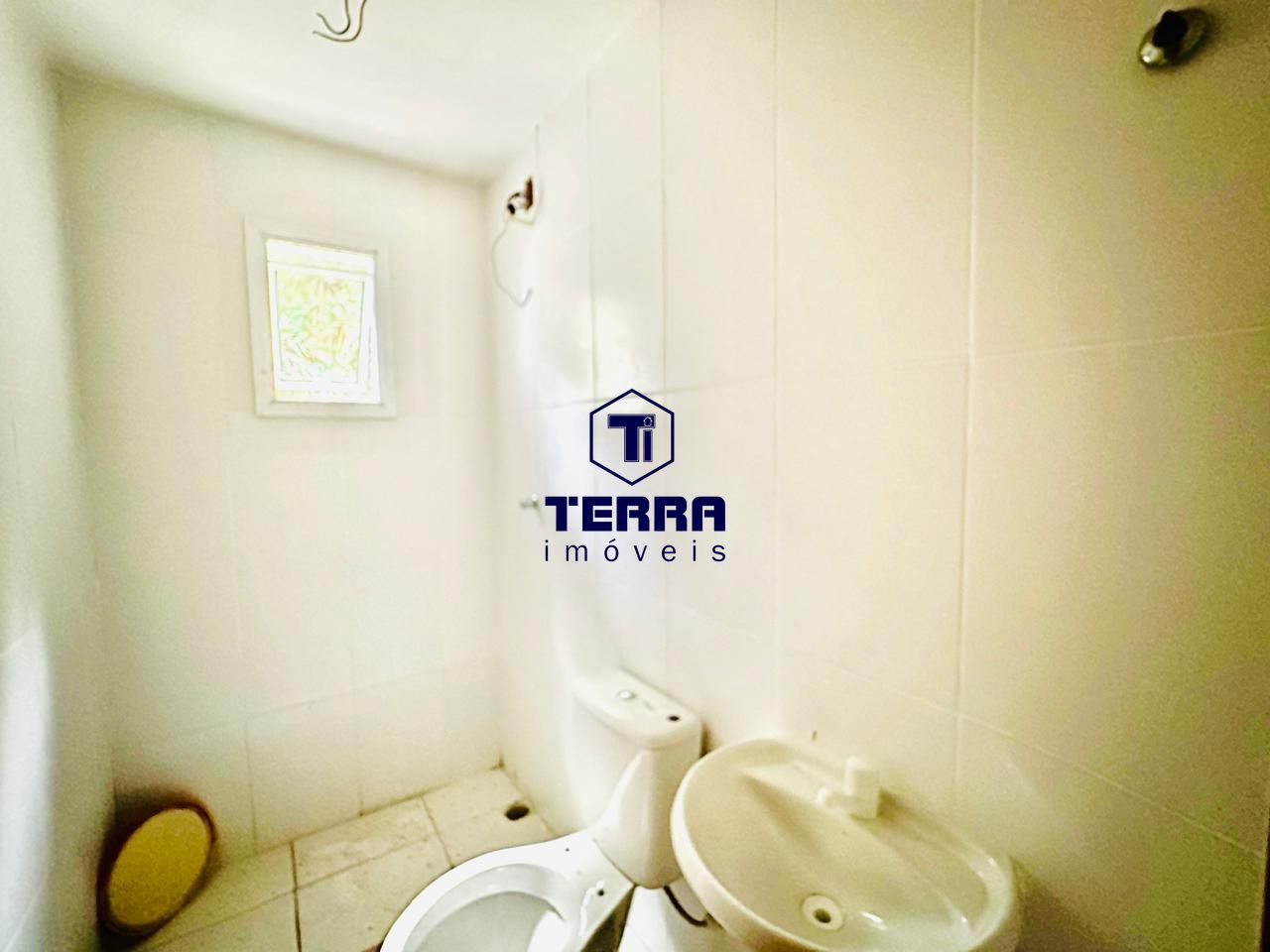 Imagens do imóveis 2 quartos sendo uma suíte, todo em porcelanato, com varanda e elevador