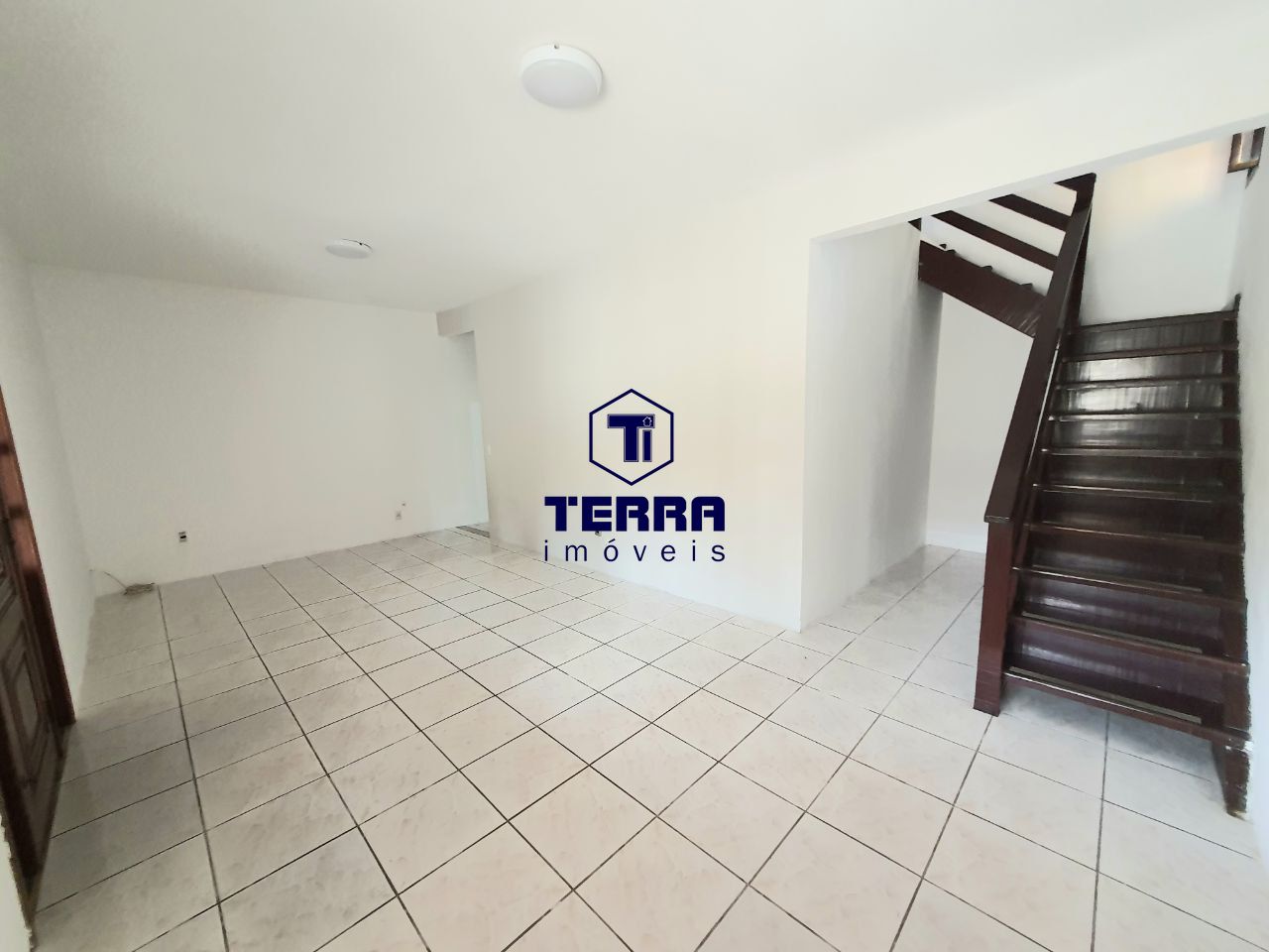 Imagens do imóveis Casa dentro de condomínio, com excelente localização no Rio do Ouro.