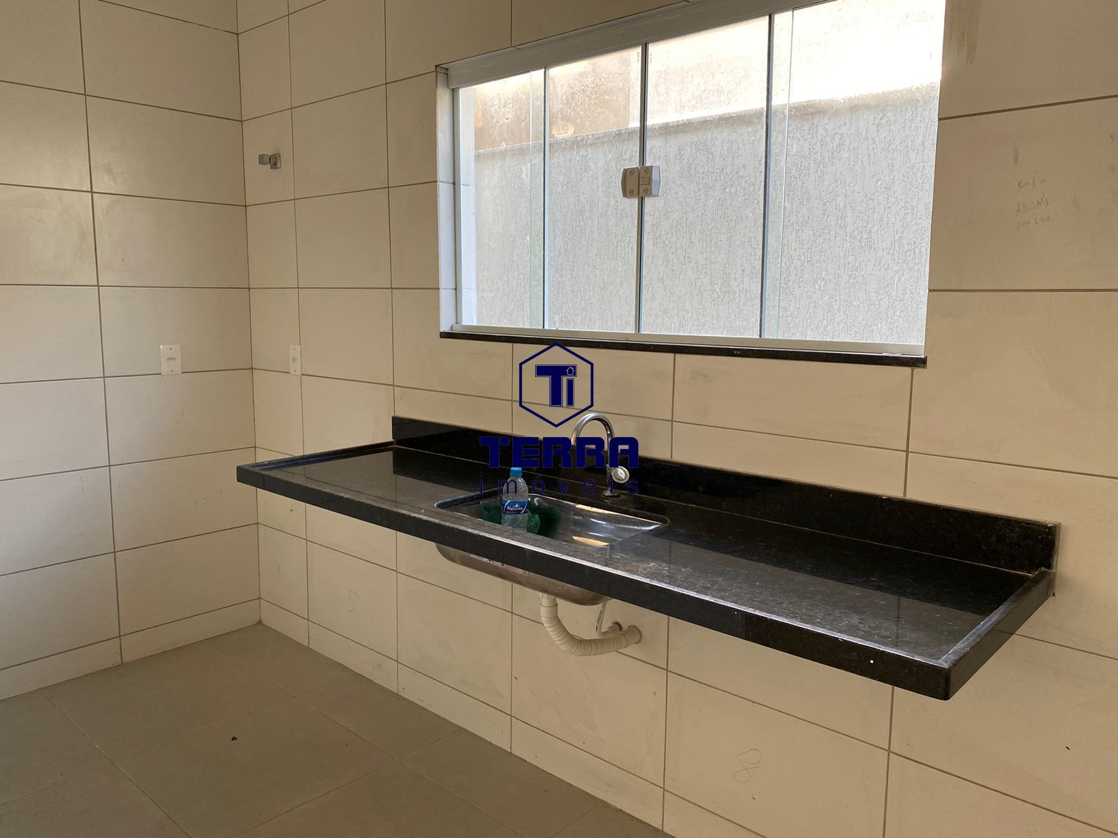 Imagens do imóveis Linda casa linear em Cordeirinho com 2 quartos, uma suíte e quintal privativo.