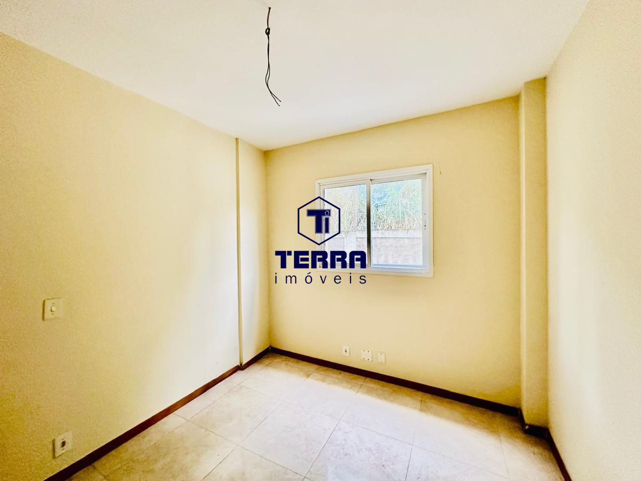 Imagens do imóveis 2 quartos sendo uma suíte, todo em porcelanato, com varanda e elevador