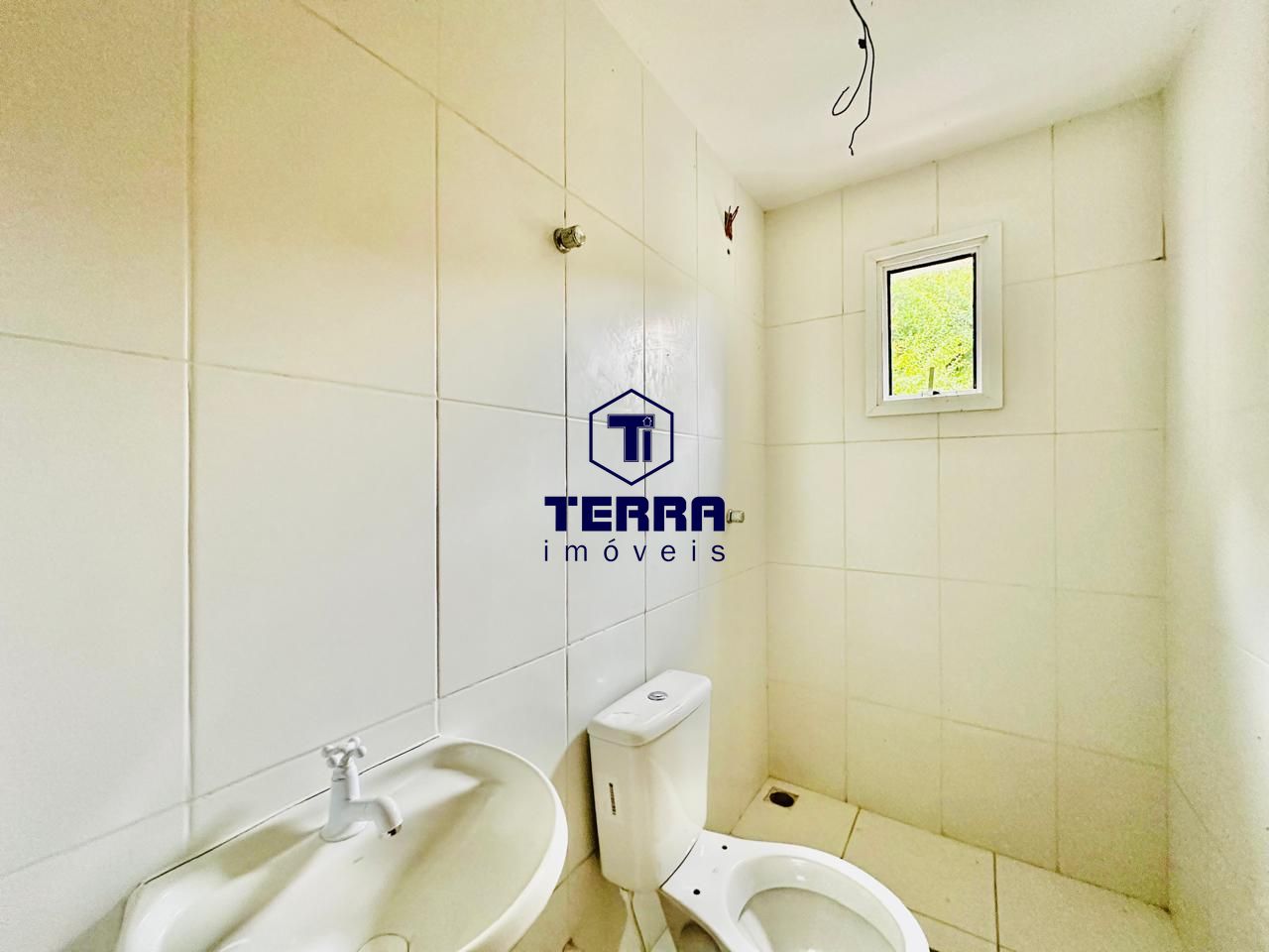 Imagens do imóveis 2 quartos sendo uma suíte, todo em porcelanato, com varanda e elevador