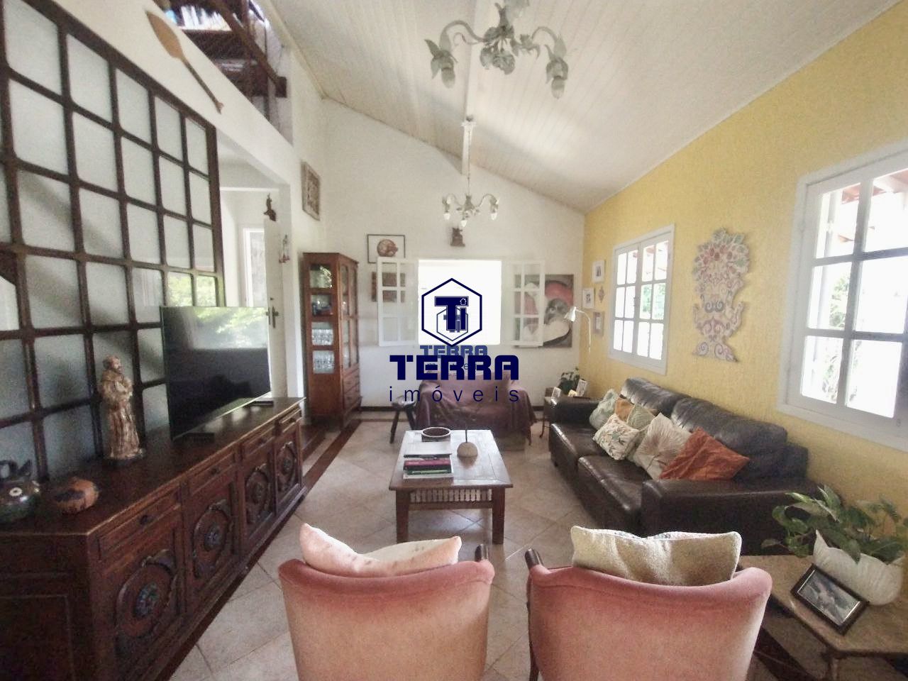 Imagens do imóveis Linda residência com 6 quartos sendo uma suíte com closet e vista panorâmica.